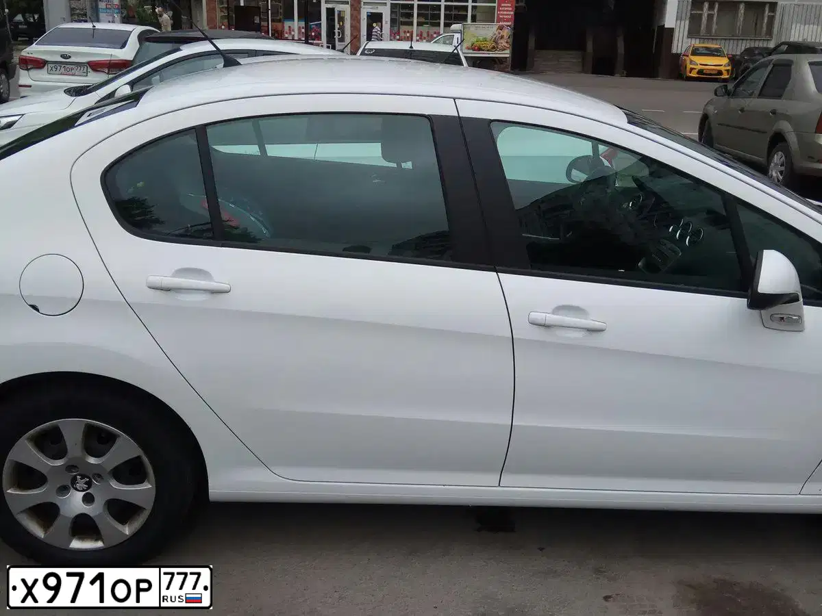 Фото автомобиля KIA RIO, 2015 — госномер К433МУ21. Цвет: Белый