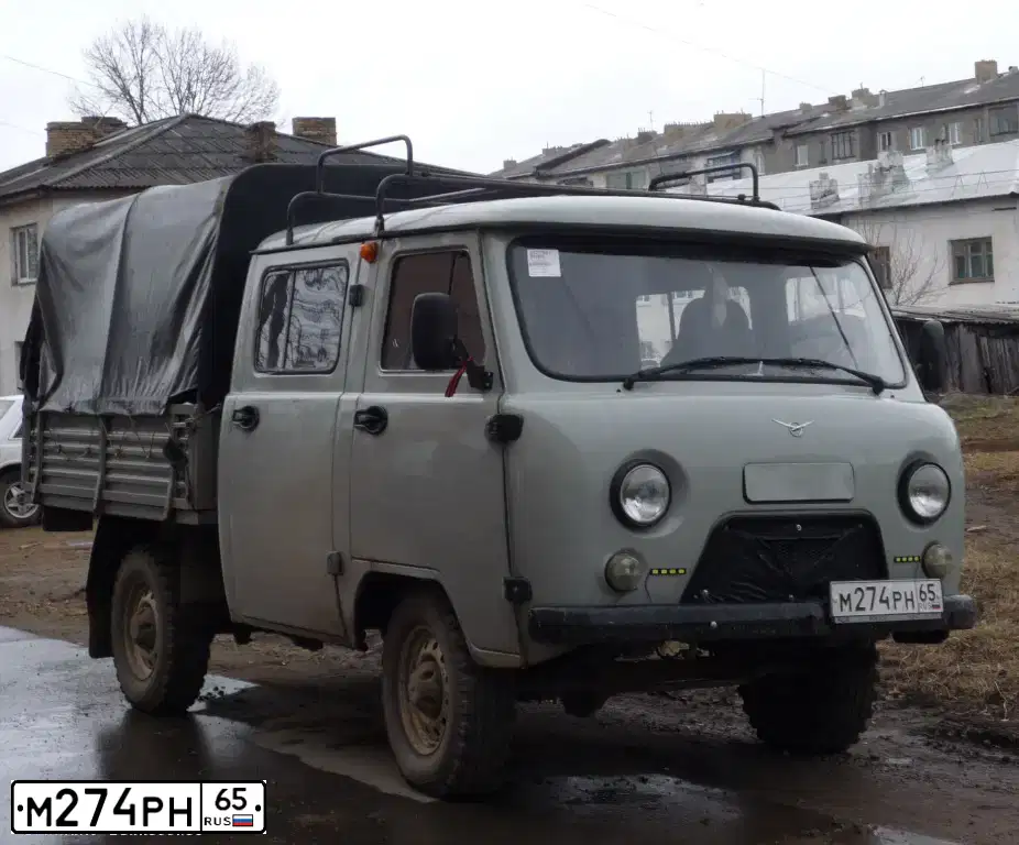 Фото автомобиля UAZ 3909, 2014 — госномер М274РН65. Цвет: БЕЛАЯ НОЧЬ
