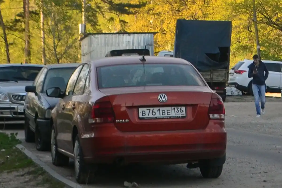 Фото автомобиля VOLKSWAGEN POLO, 2018 — госномер Р761КС48. Цвет: ОРАНЖЕВО-КРАСНЫЙ