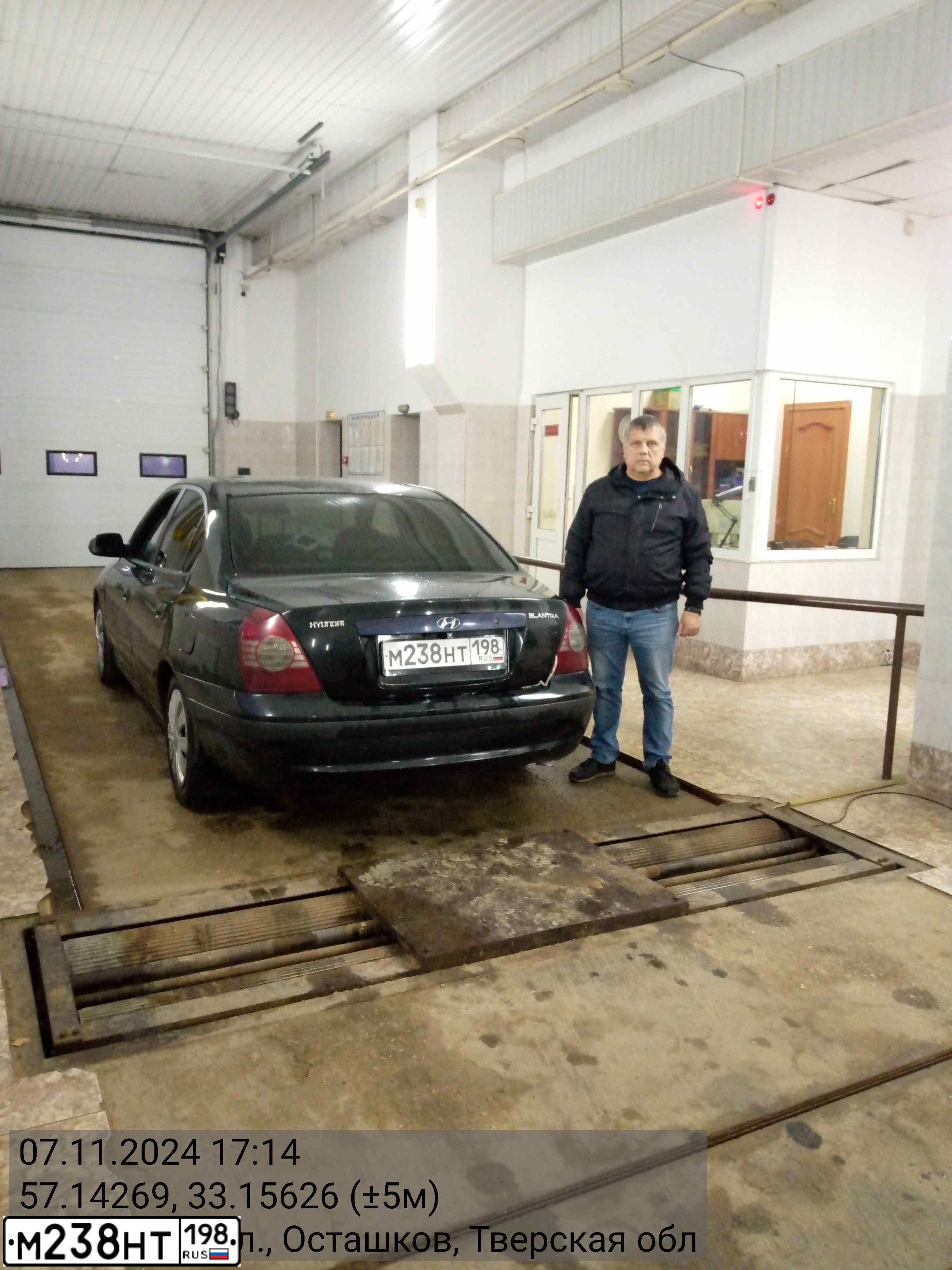 Фото автомобиля HYUNDAI ELANTRA 1.6 GLS, 2004 — госномер М238НТ198. Цвет: ЧЕРНЫЙ