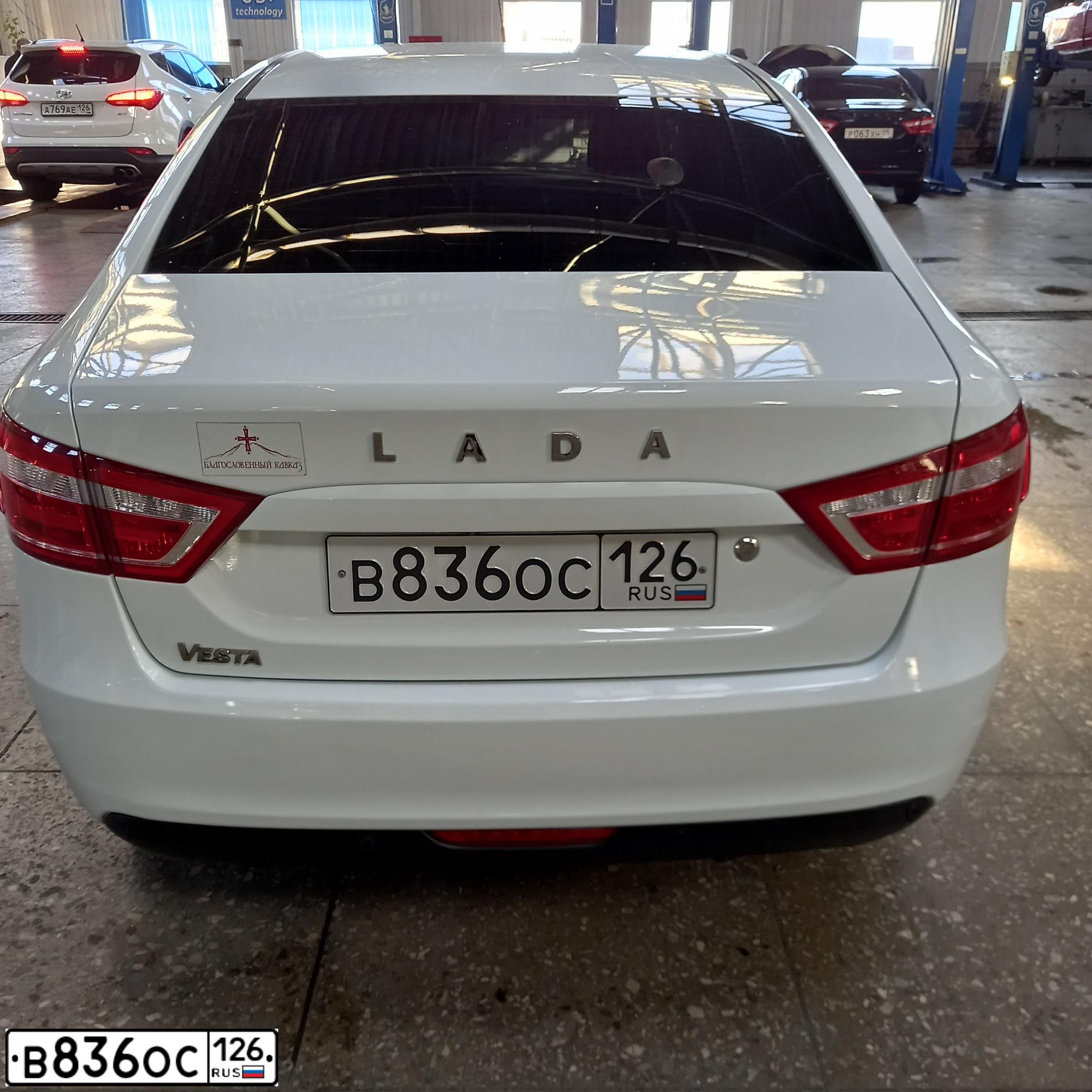 Фото автомобиля LADA VESTA, 2017 — госномер В836ОС126. Цвет: Белый