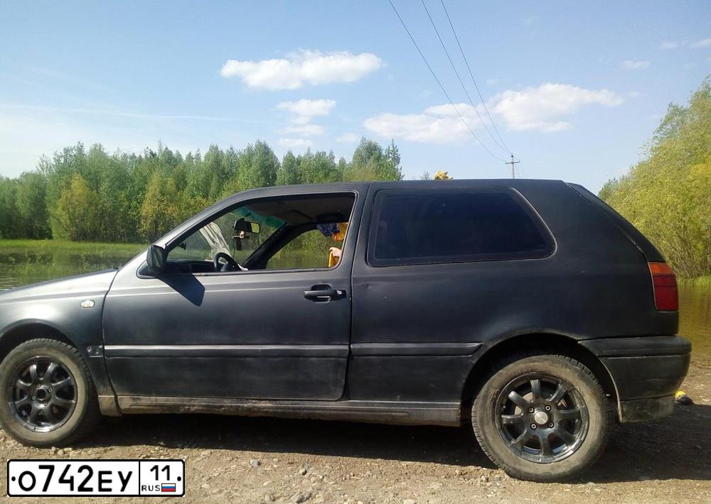 Фото автомобиля VOLKSWAGEN GOLF, 1996 — госномер О742ЕУ11. Цвет: ЗЕЛЕНЫЙ