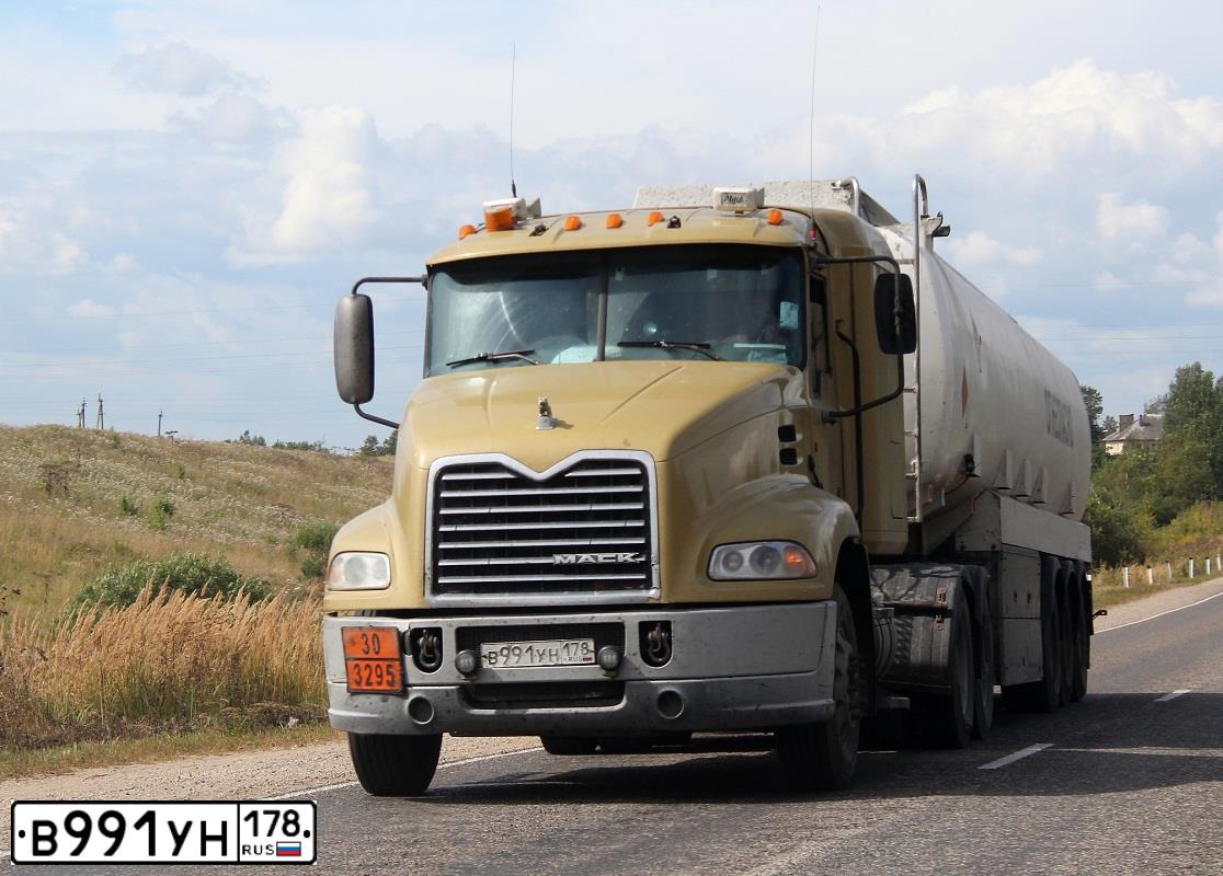 Фото автомобиля MACK CX-SERIES, 2011 — госномер О817ОВ198. Цвет: ЗОЛОТОЙ