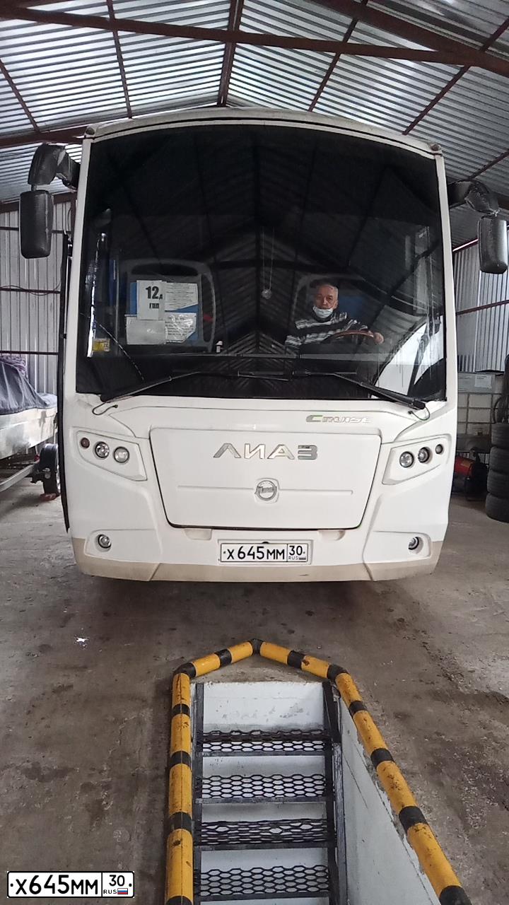Фото автомобиля SCANIA SERIE K, 2014 — госномер Х645ММ30. Цвет: Белый
