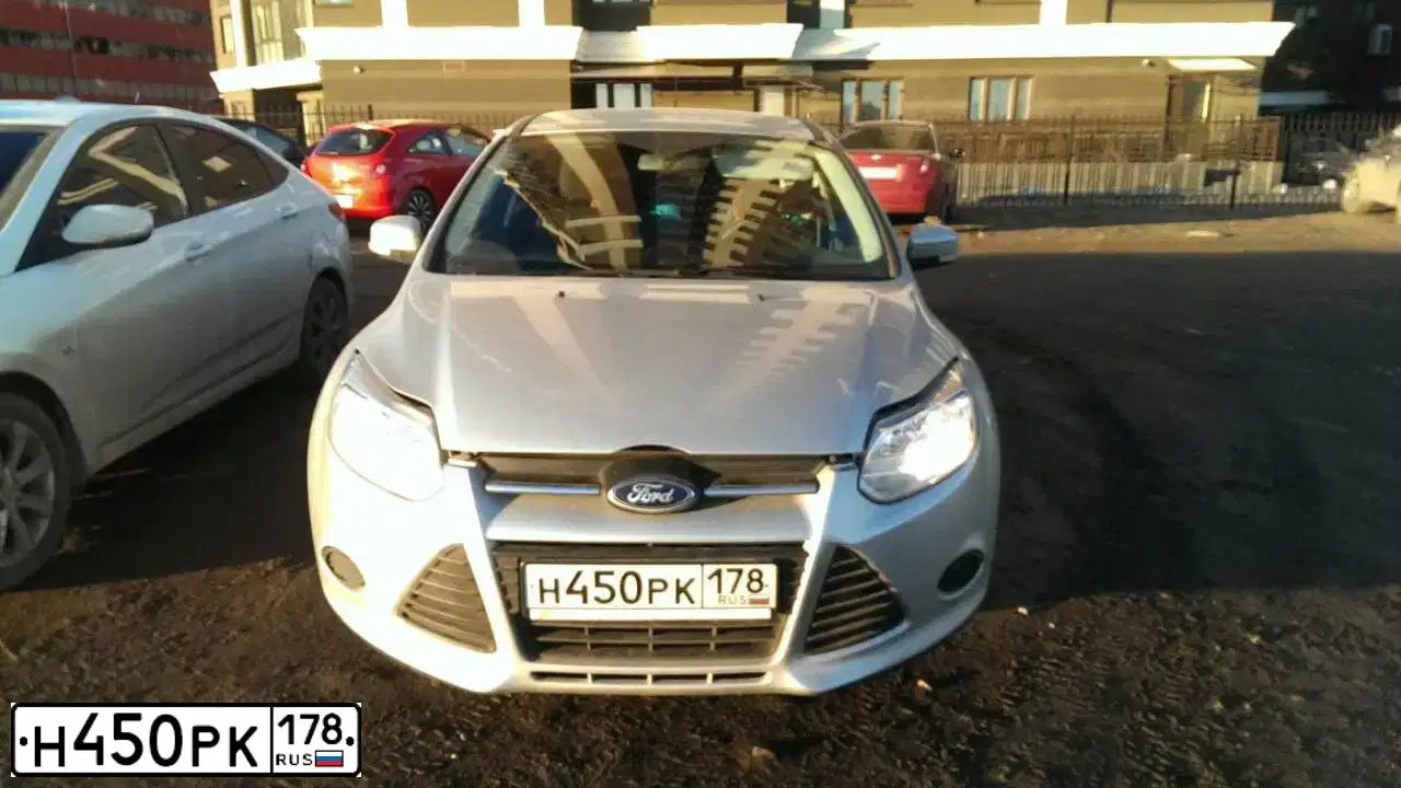 Фото автомобиля FORD FOCUS, 2012 — госномер Н450РК178. Цвет: серебристый
