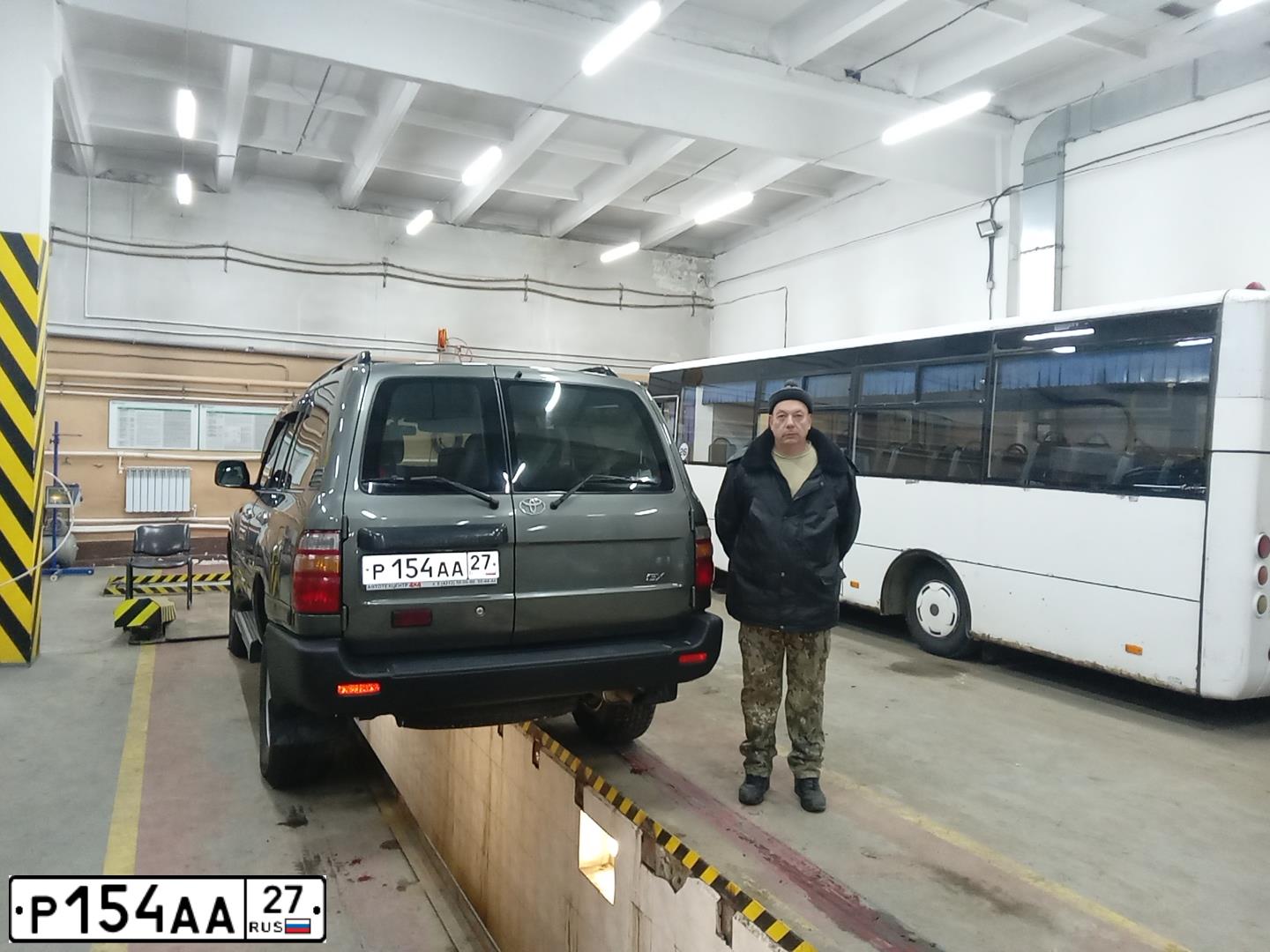 Фото автомобиля TOYOTA LANDCRUISER, 1999 — госномер Р087АА27. Цвет: СЕРЫЙ