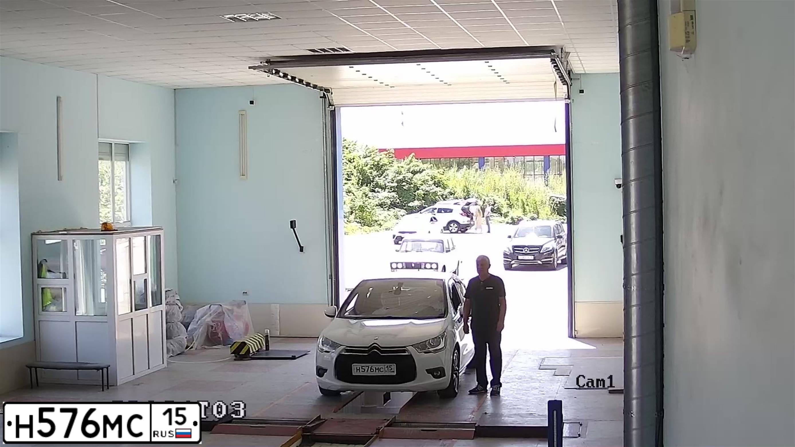 Фото автомобиля CITROEN DS4, 2012 — госномер А317СК799. Цвет: Белый