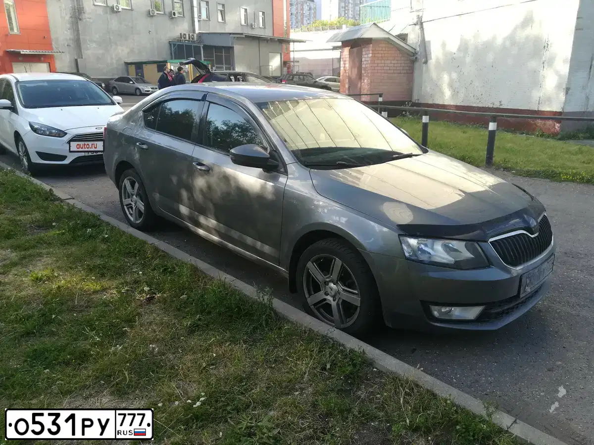 Фото автомобиля SKODA OCTAVIA, 2016 — госномер М241РМ799. Цвет: ТЕМНО-СЕРЫЙ