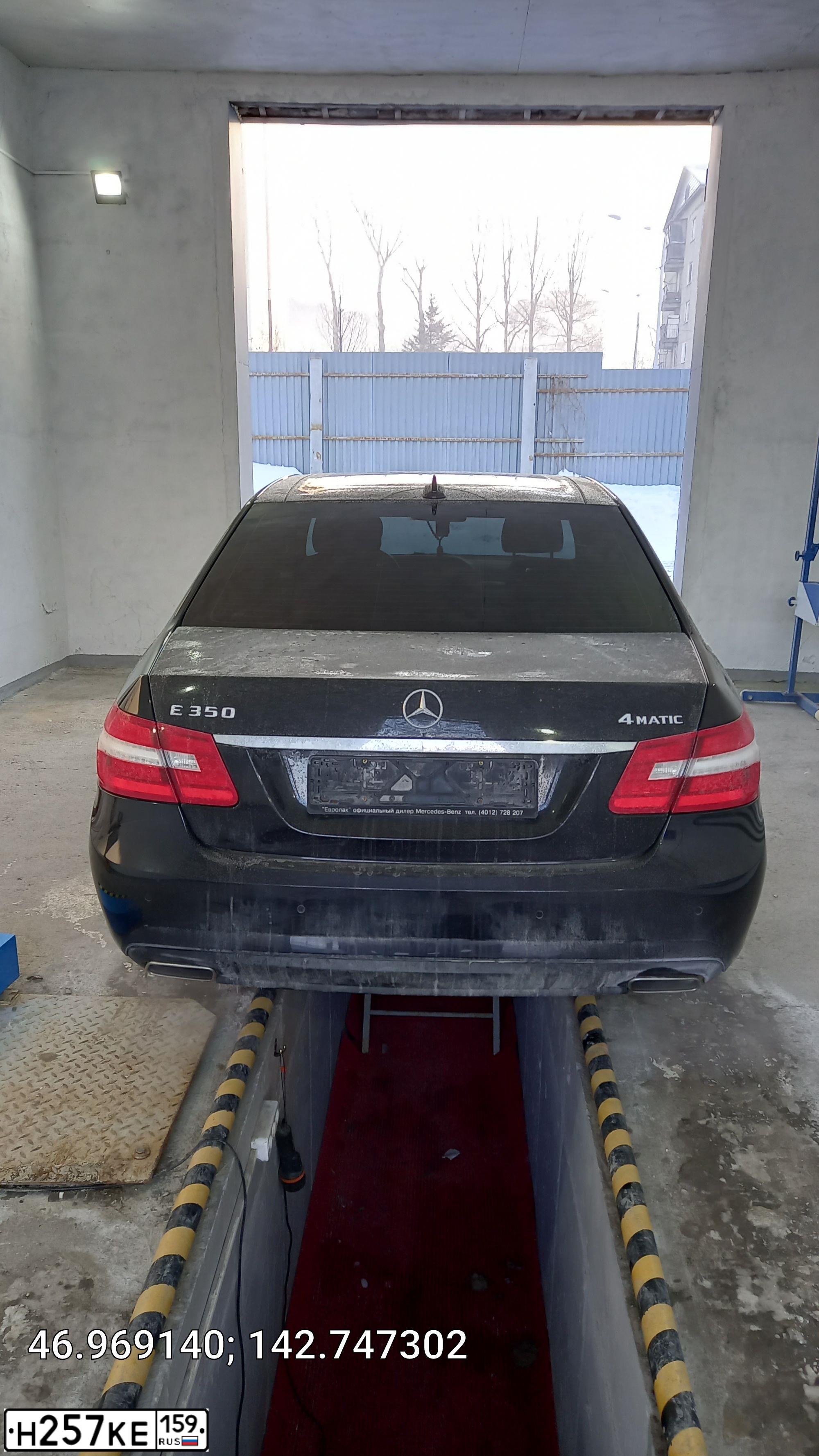 Фото автомобиля MERCEDES E-KLASSE, 2011 — госномер Н257КЕ159. Цвет: ЧЕРНЫЙ