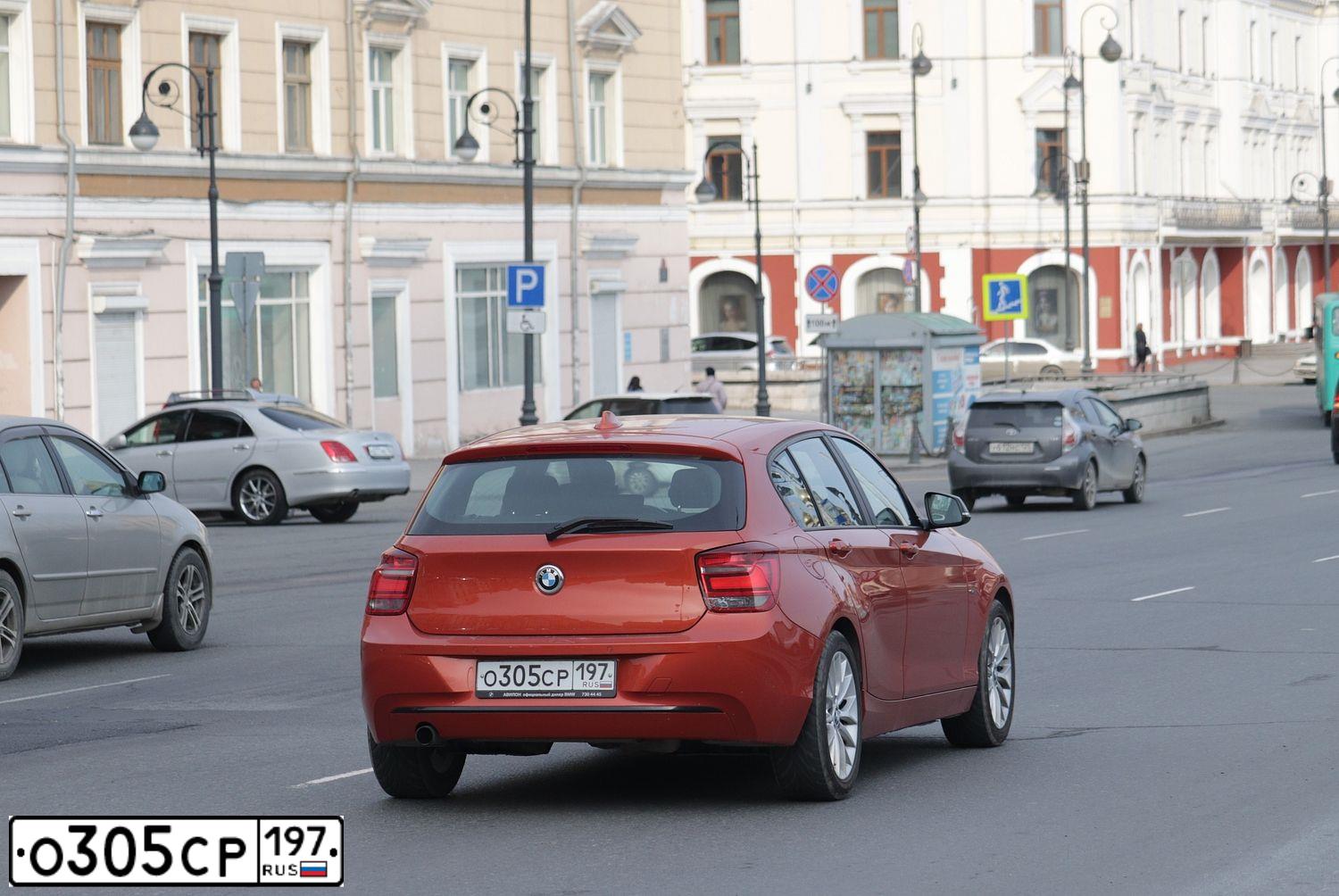 Фото автомобиля BMW SERIE 1, 2012 — госномер Н653ЕМ790. Цвет: Оранжевый