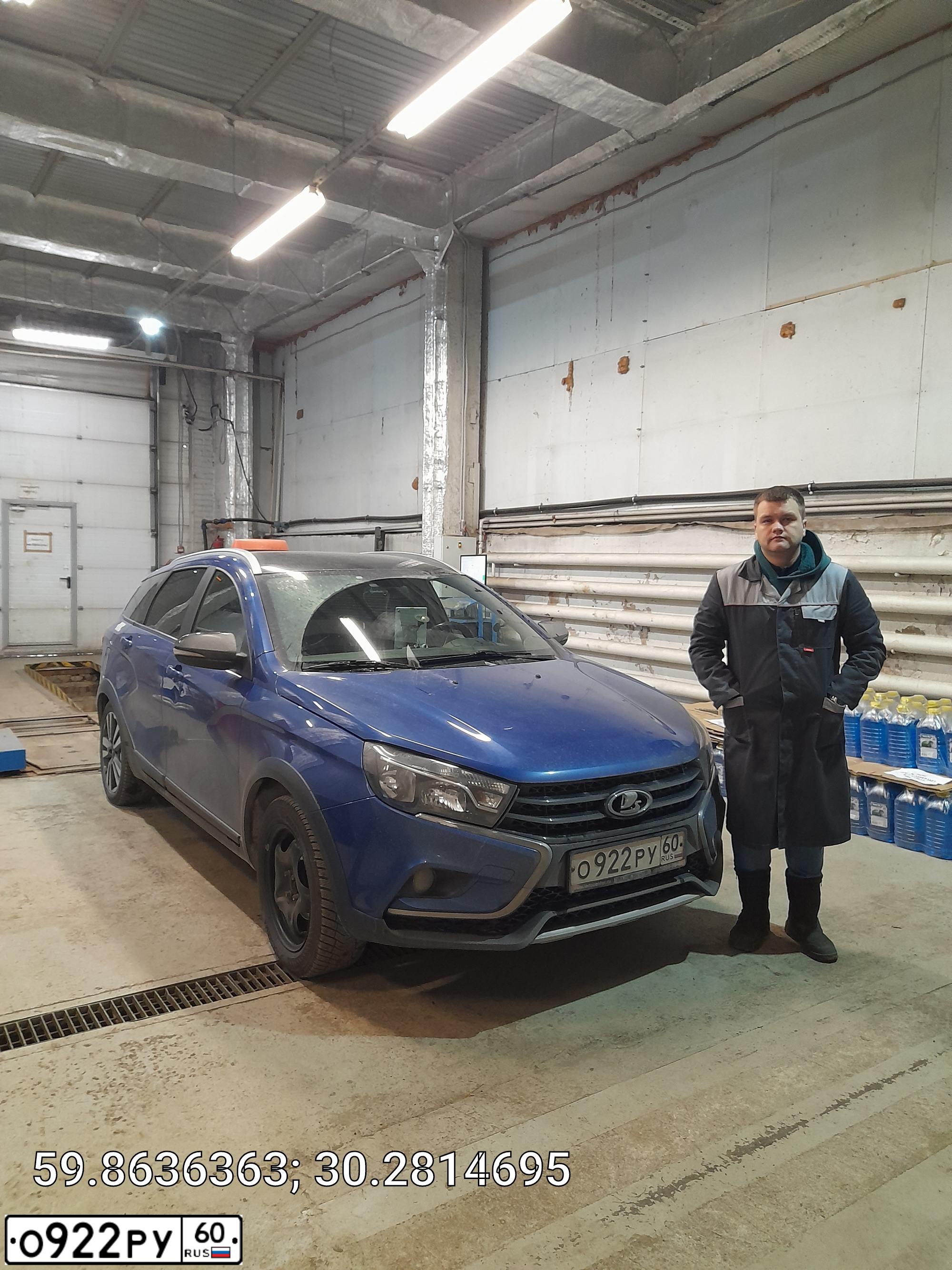 Фото автомобиля LADA VESTA, 2020 — госномер О922РУ60. Цвет: синий черный