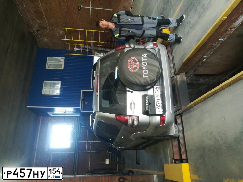 Фото автомобиля TOYOTA LANDCRUISER, 2004 — госномер Р457НУ154. Цвет: СЕРЕБРИСТЫЙ