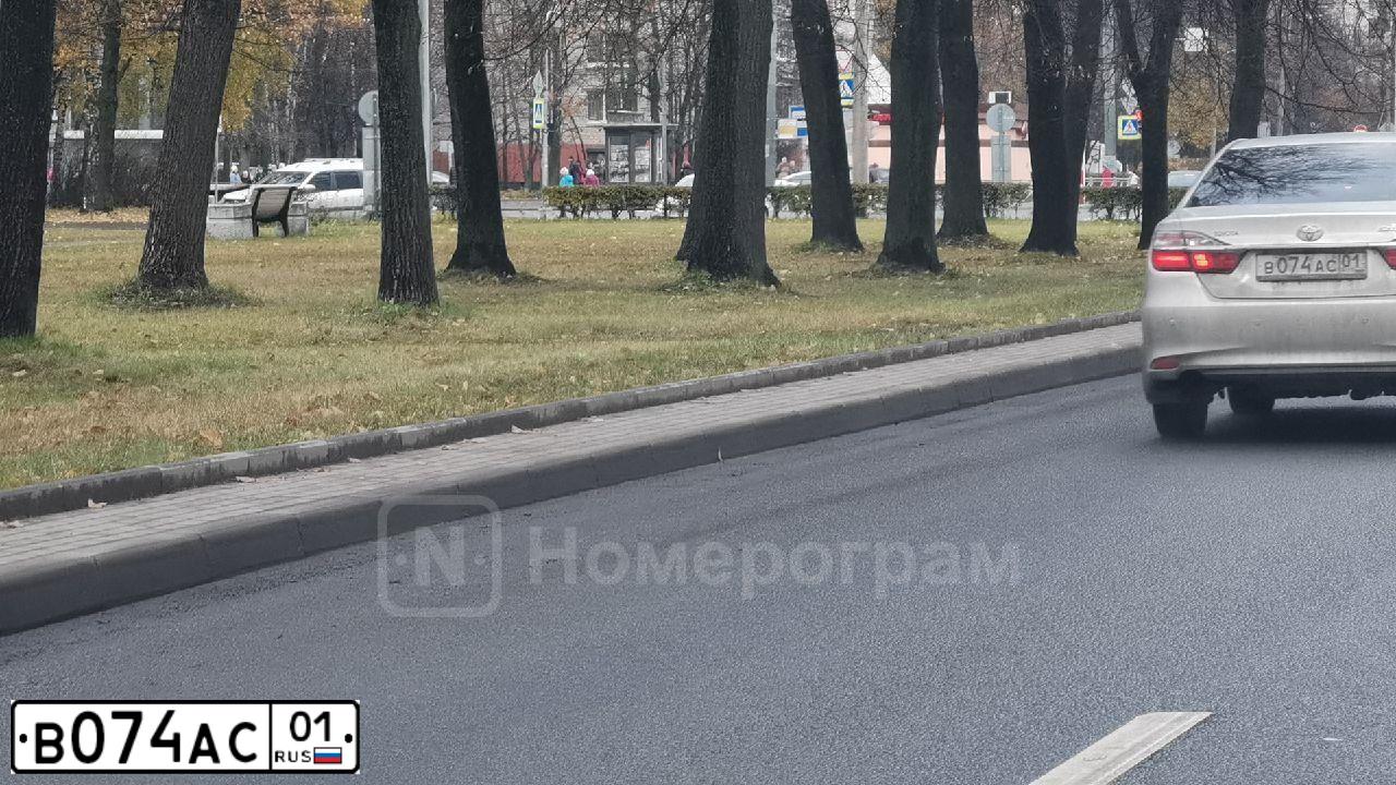 Фото автомобиля TOYOTA CAMRY, 2015 — госномер В074АС01. Цвет: СЕРЕБРИСТЫЙ МЕТАЛЛИК