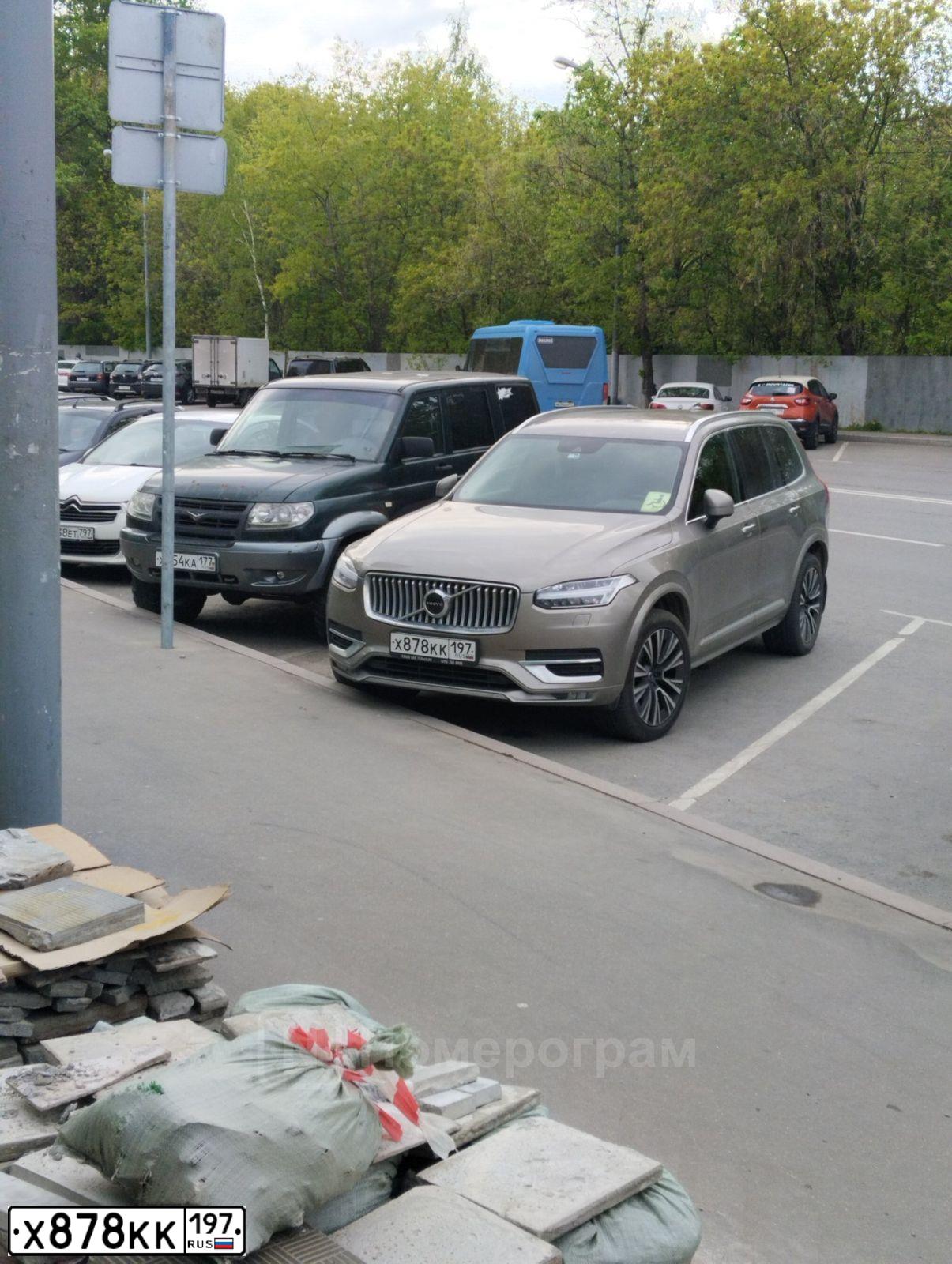 Фото автомобиля VOLVO XC60, 2018 — госномер У558РТ790. Цвет: СЕРО-ЗЕЛЕНЫЙ