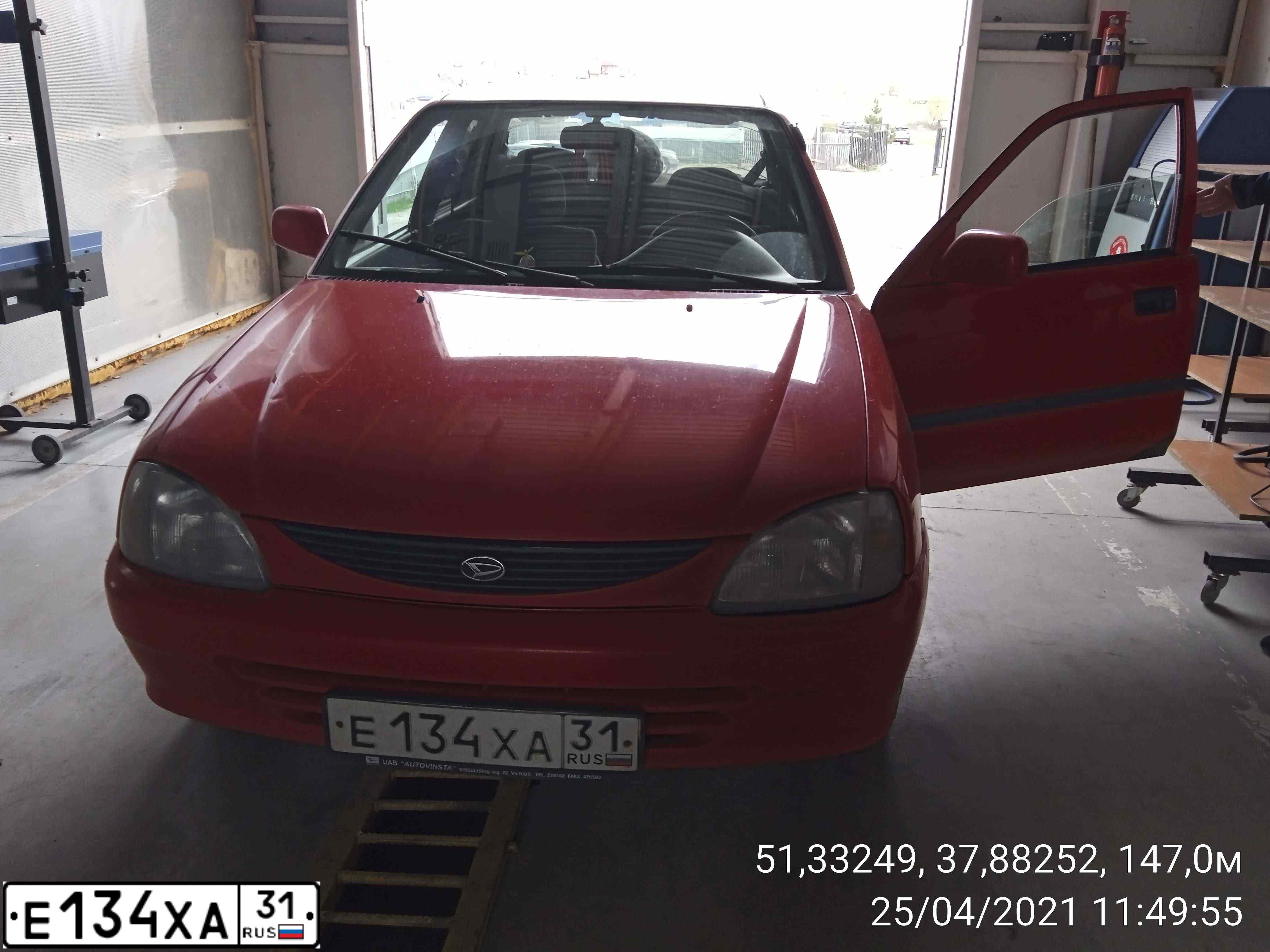 Фото автомобиля DAIHATSU CHARADE, 1998 — госномер М480ХК39. Цвет: КРАСНЫЙ
