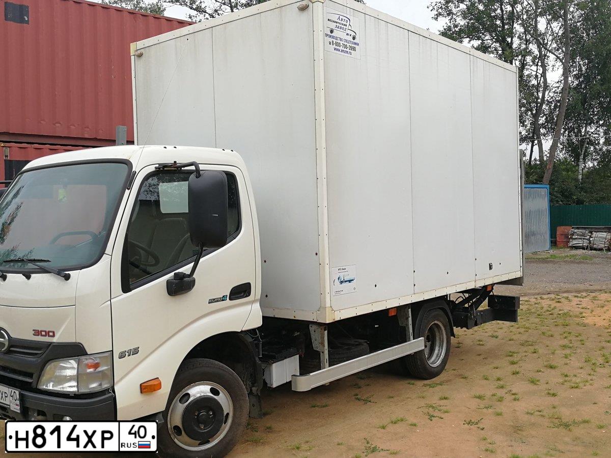Фото автомобиля HINO 300-SERIE, 2014 — госномер Р079МТ40. Цвет: БЕЛЫЙ