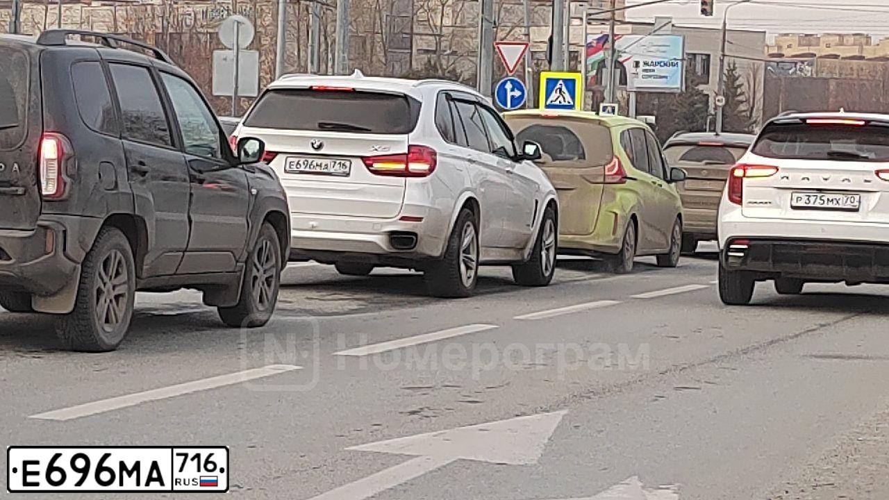 Фото автомобиля BMW X5, 2014 — госномер Е696МА716. Цвет: Белый