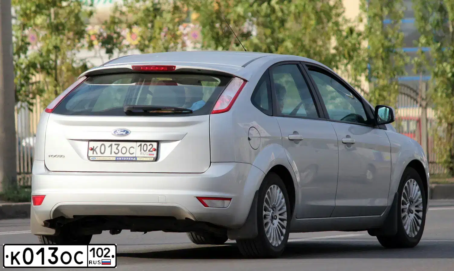 Фото автомобиля FORD FOCUS, 2008 — госномер К013ОС102. Цвет: Серебристый