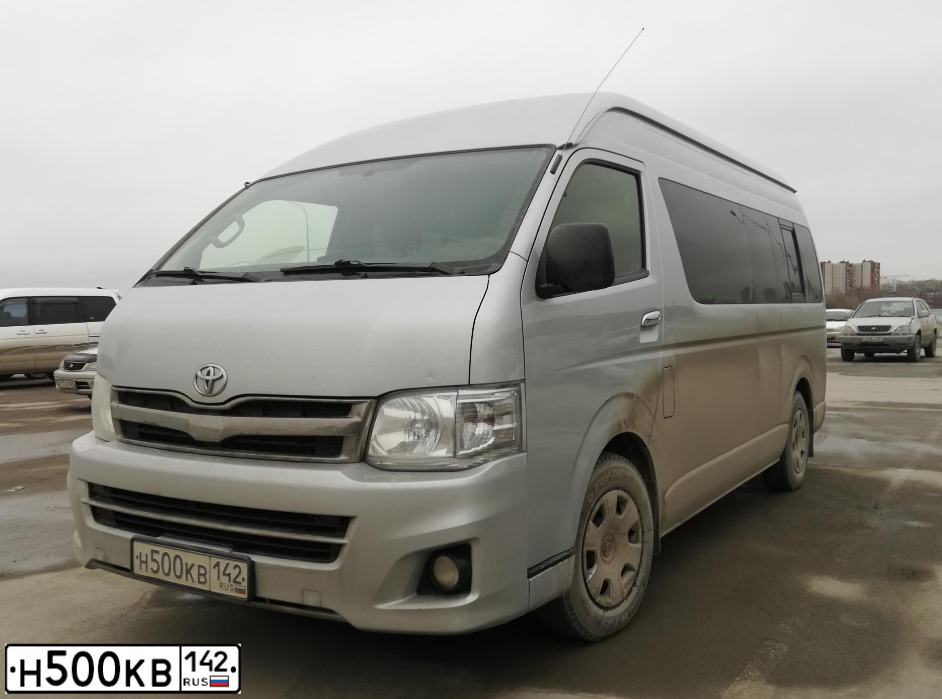 Фото автомобиля TOYOTA HIACE, 2013 — госномер В932ЕА17. Цвет: серебристый