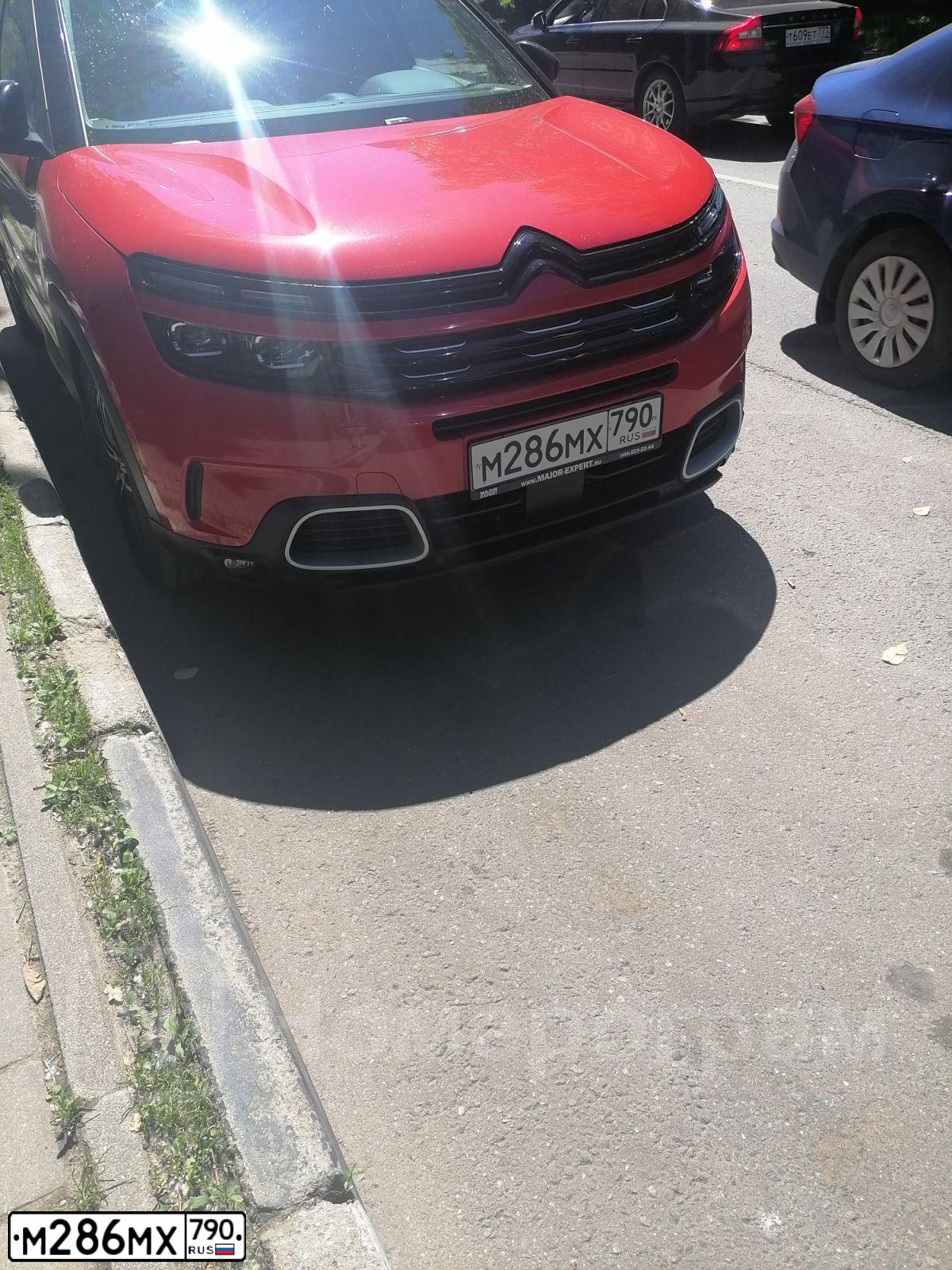Фото автомобиля CITROEN C5 AIRCROSS, 2019 — госномер М286МХ790. Цвет: Оранжево-красный