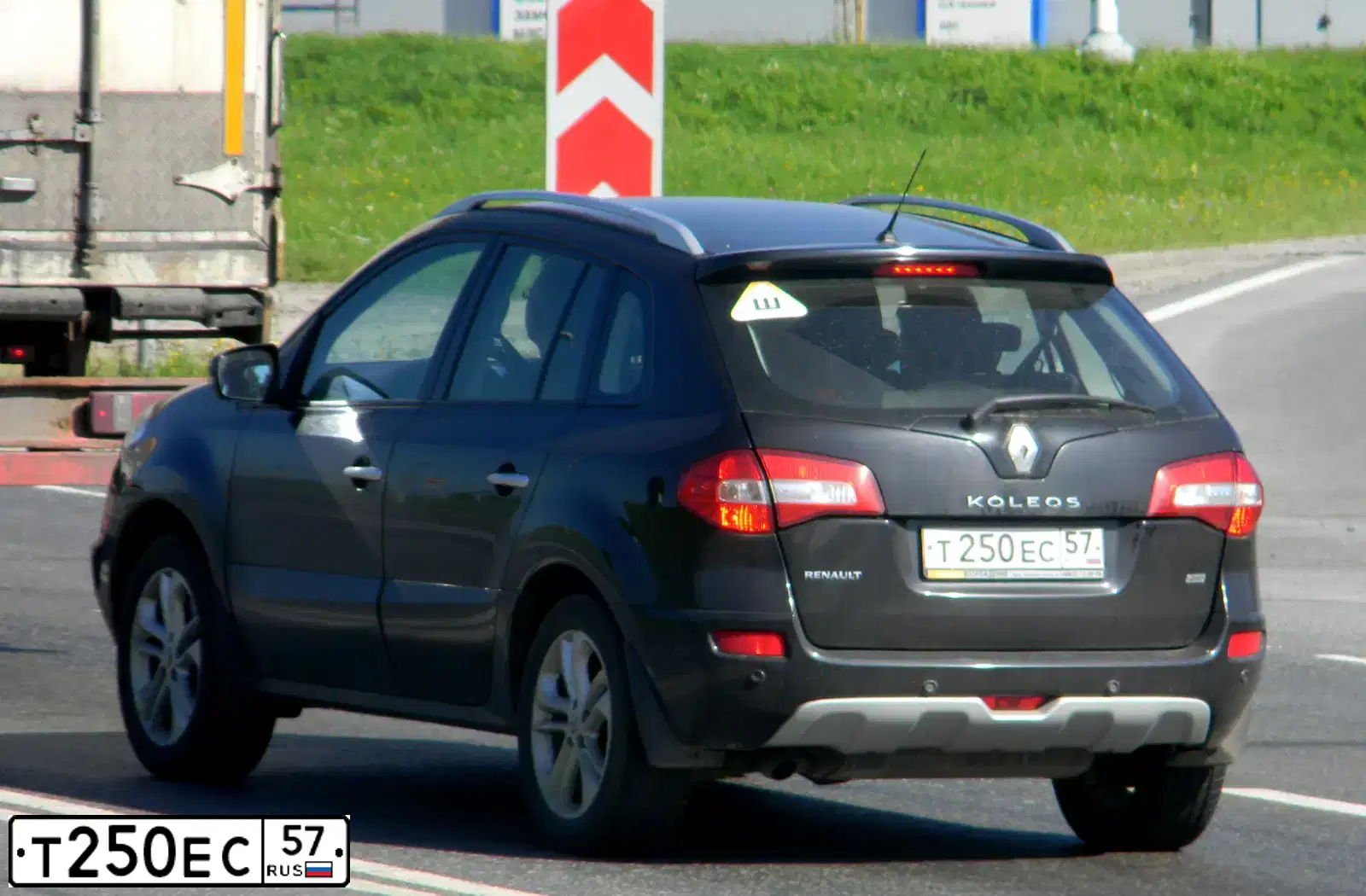 Фото автомобиля RENAULT FLUENCE, 2010 — госномер Т250ЕС57. Цвет: СИНИЙ