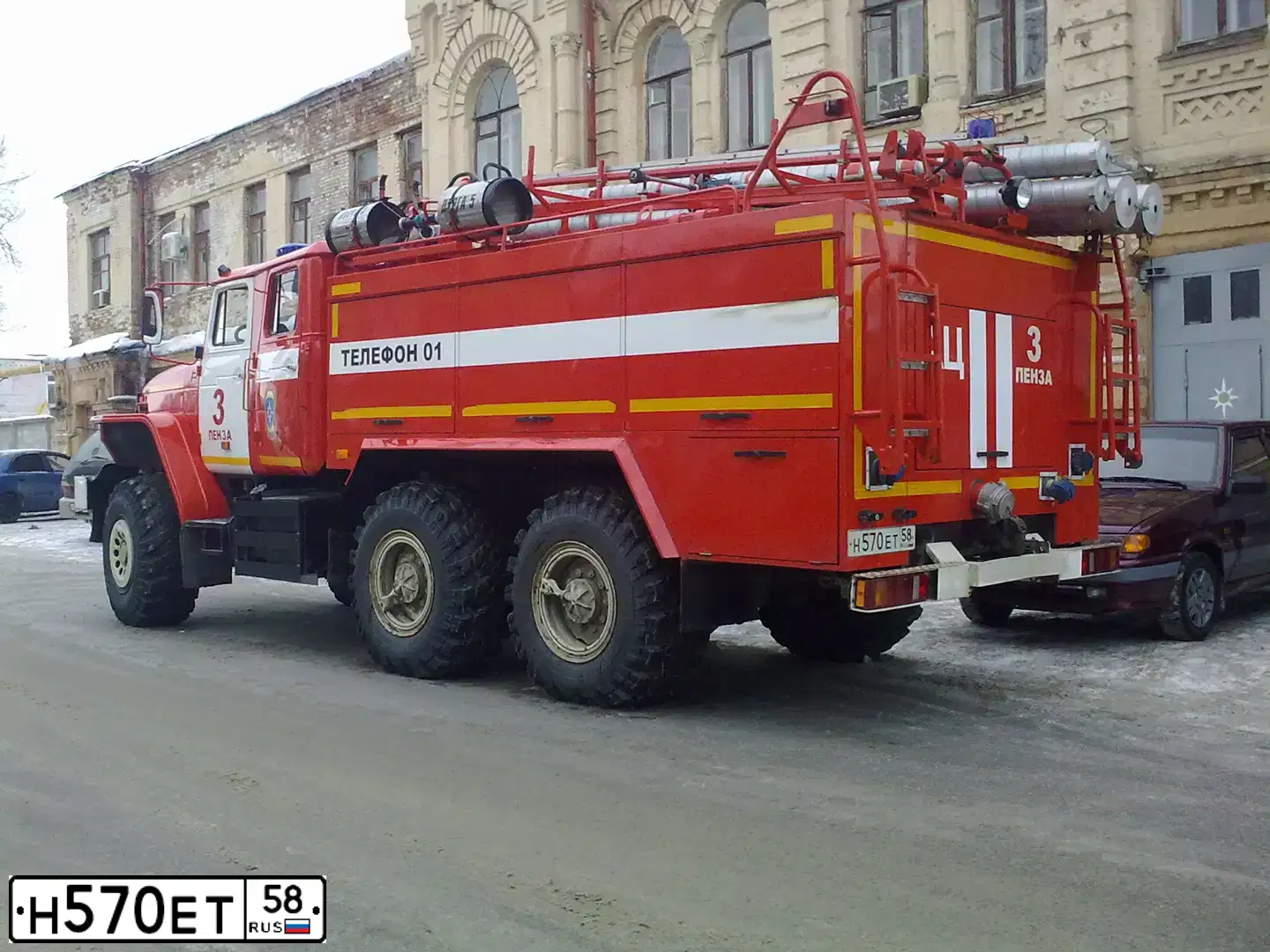 Фото автомобиля URAL 5557 /6X6/, 2010 — госномер Н570ЕТ58. Цвет: ГОСТ Р50574-2019