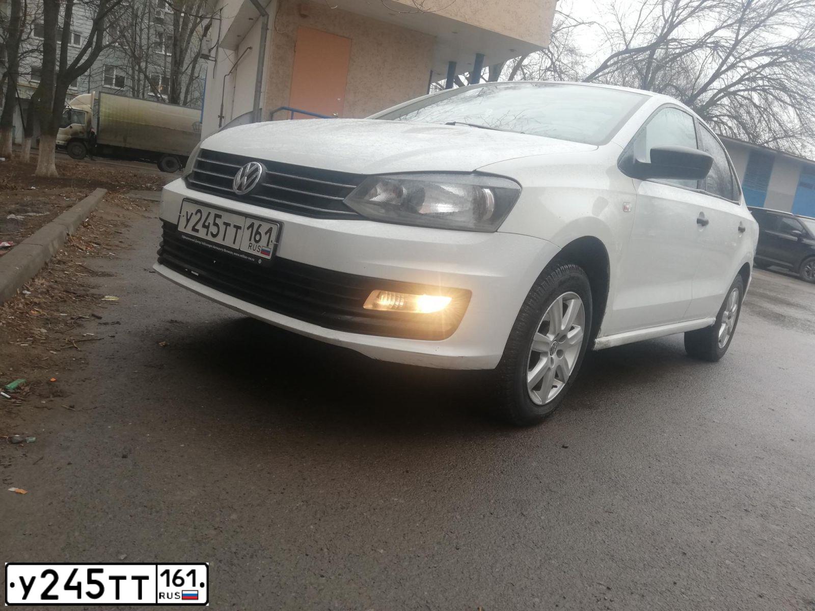 Фото автомобиля VOLKSWAGEN POLO, 2017 — госномер У245ТТ161. Цвет: Белый