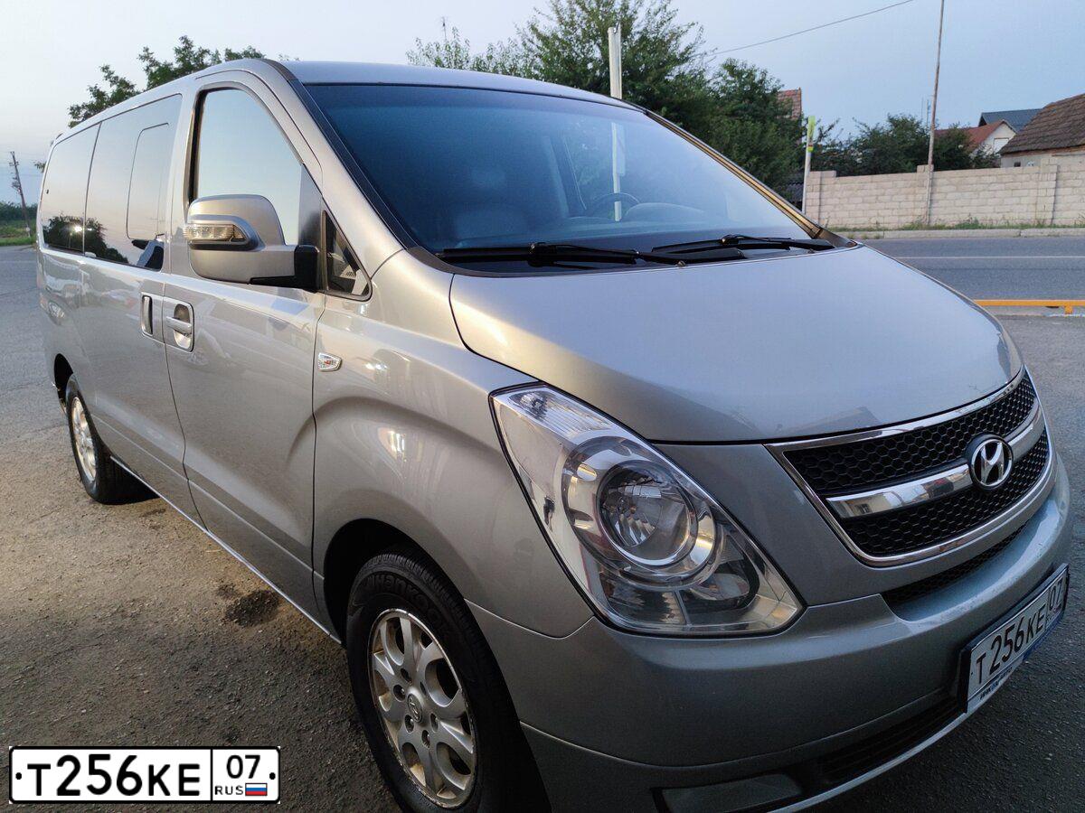 Фото автомобиля HYUNDAI GRAND STAREX, 2012 — госномер О320МА797. Цвет: Серый