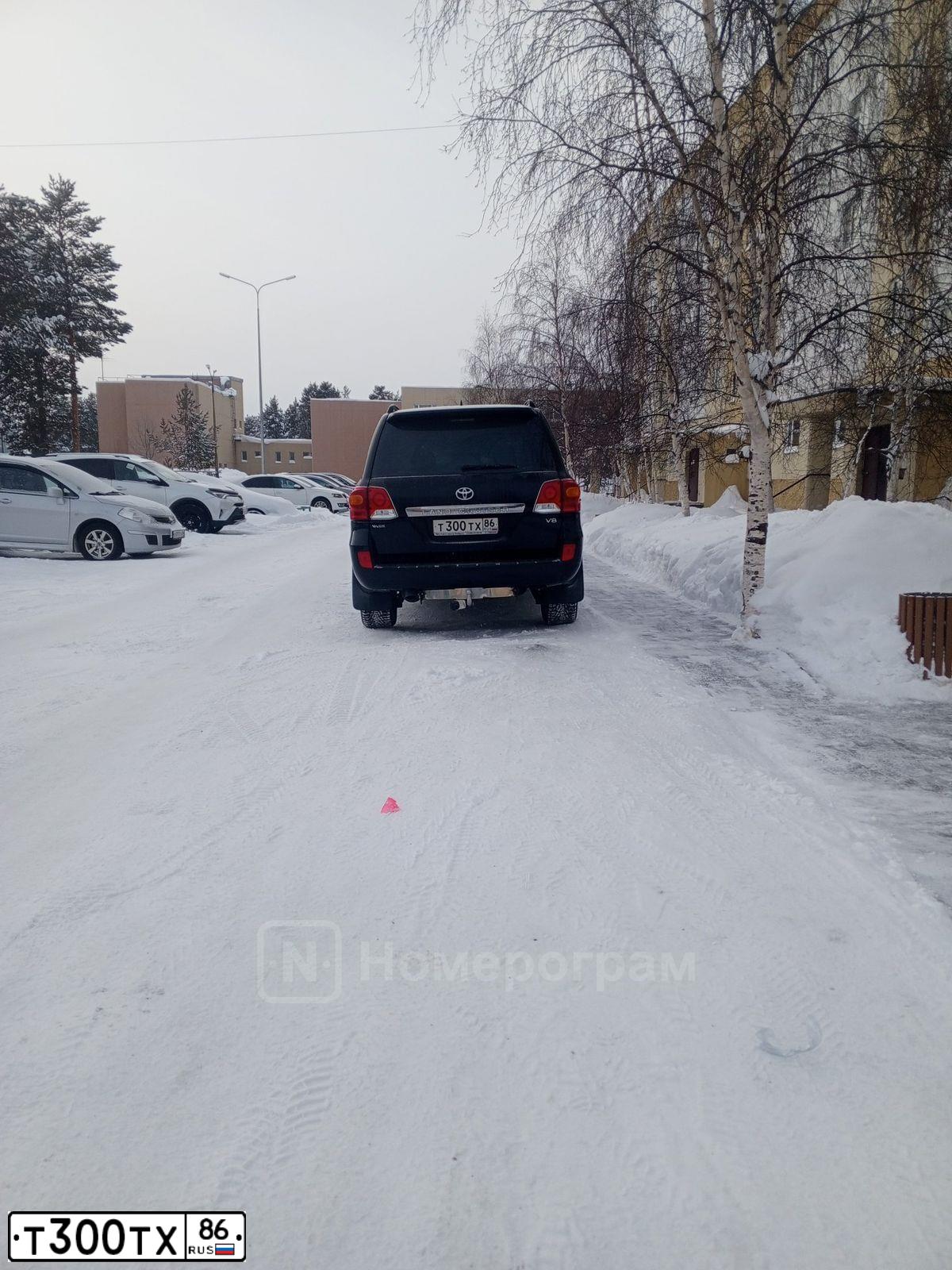 Фото автомобиля TOYOTA LAND CRUISER 200, 2013 — госномер Р797ОС186