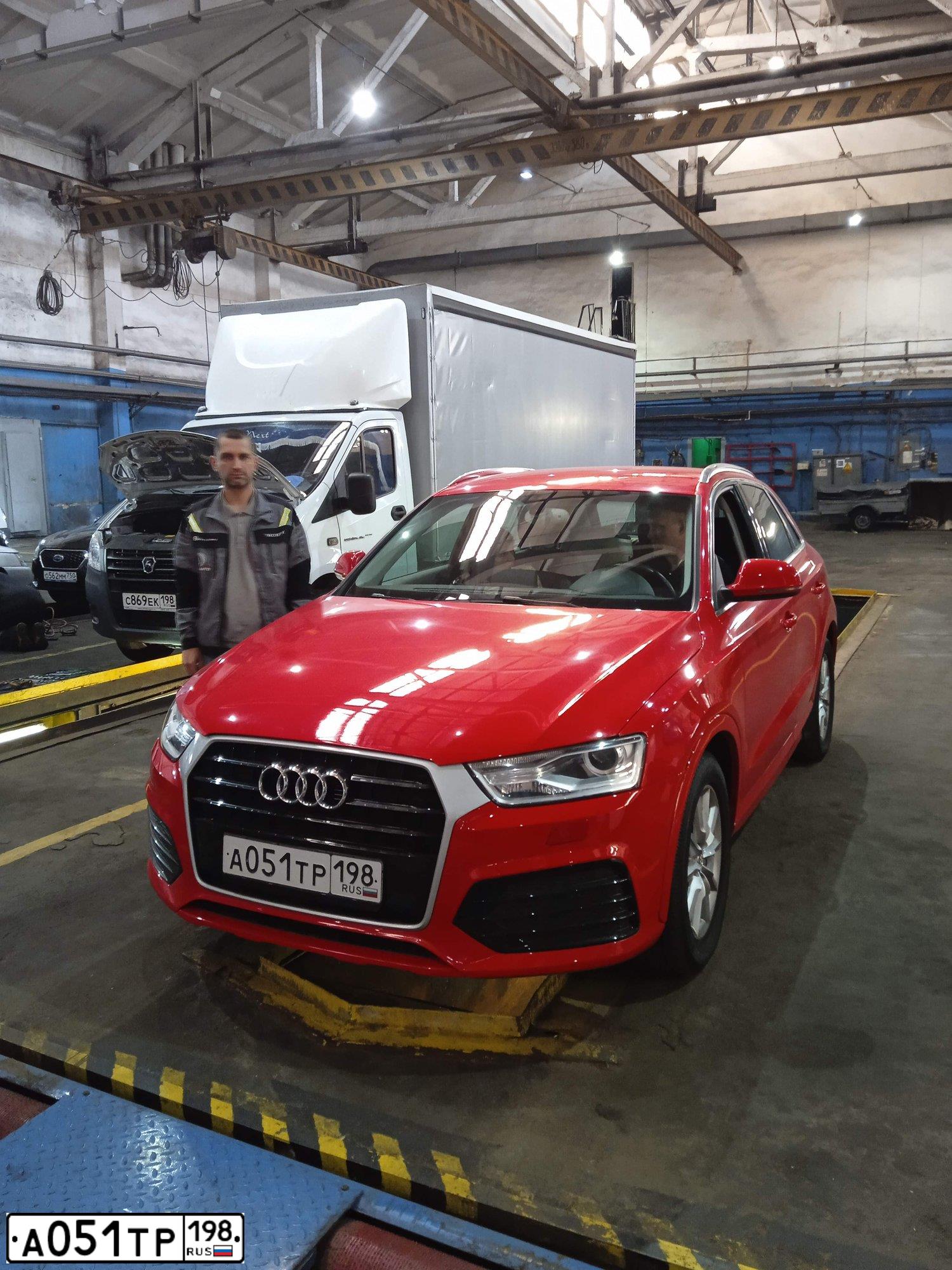 Фото автомобиля AUDI Q3, 2015 — госномер С016КК198. Цвет: Красный