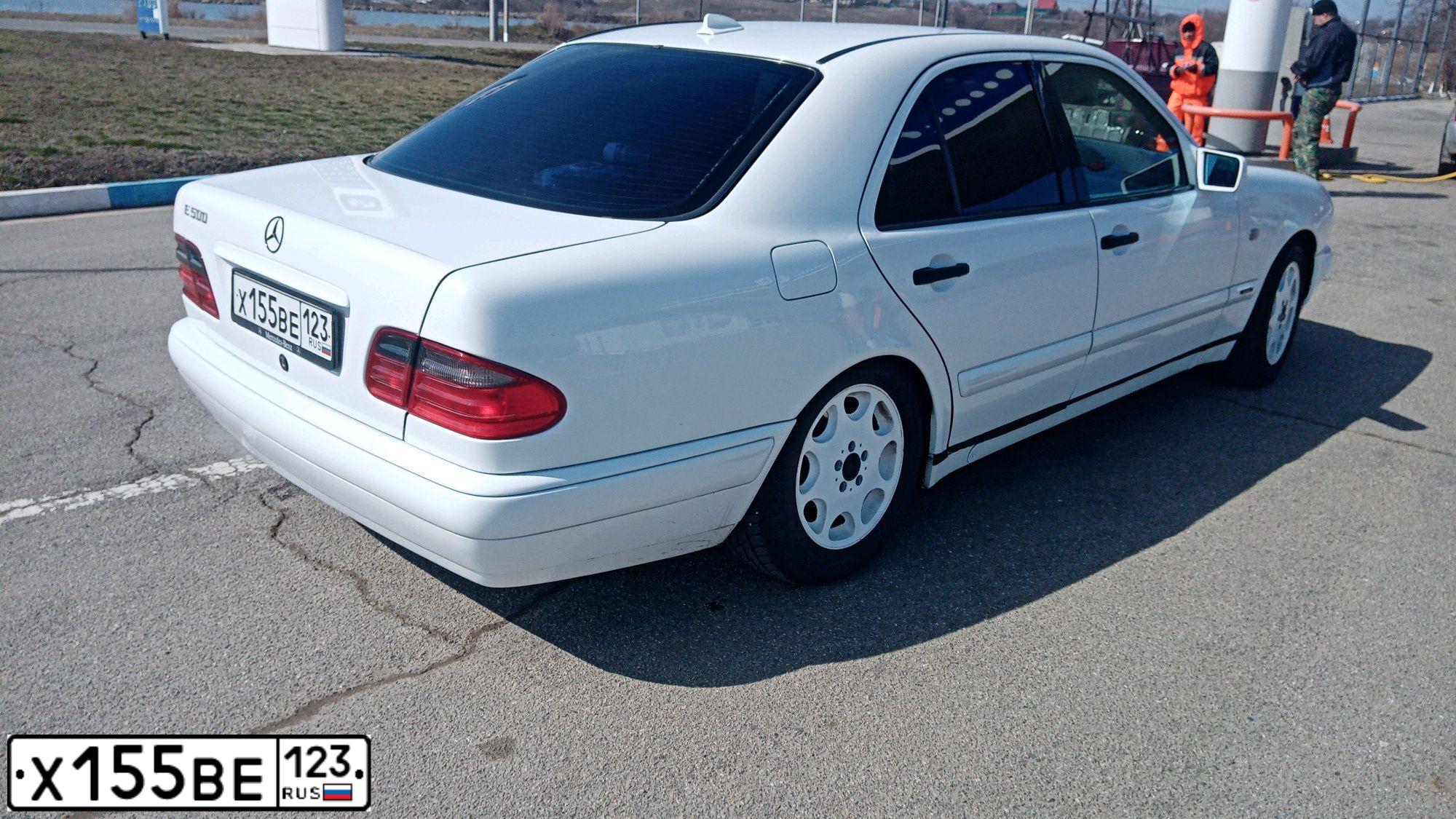 Фото автомобиля MERCEDES E-KLASSE, 1998 — госномер Т462АЕ123. Цвет: Белый