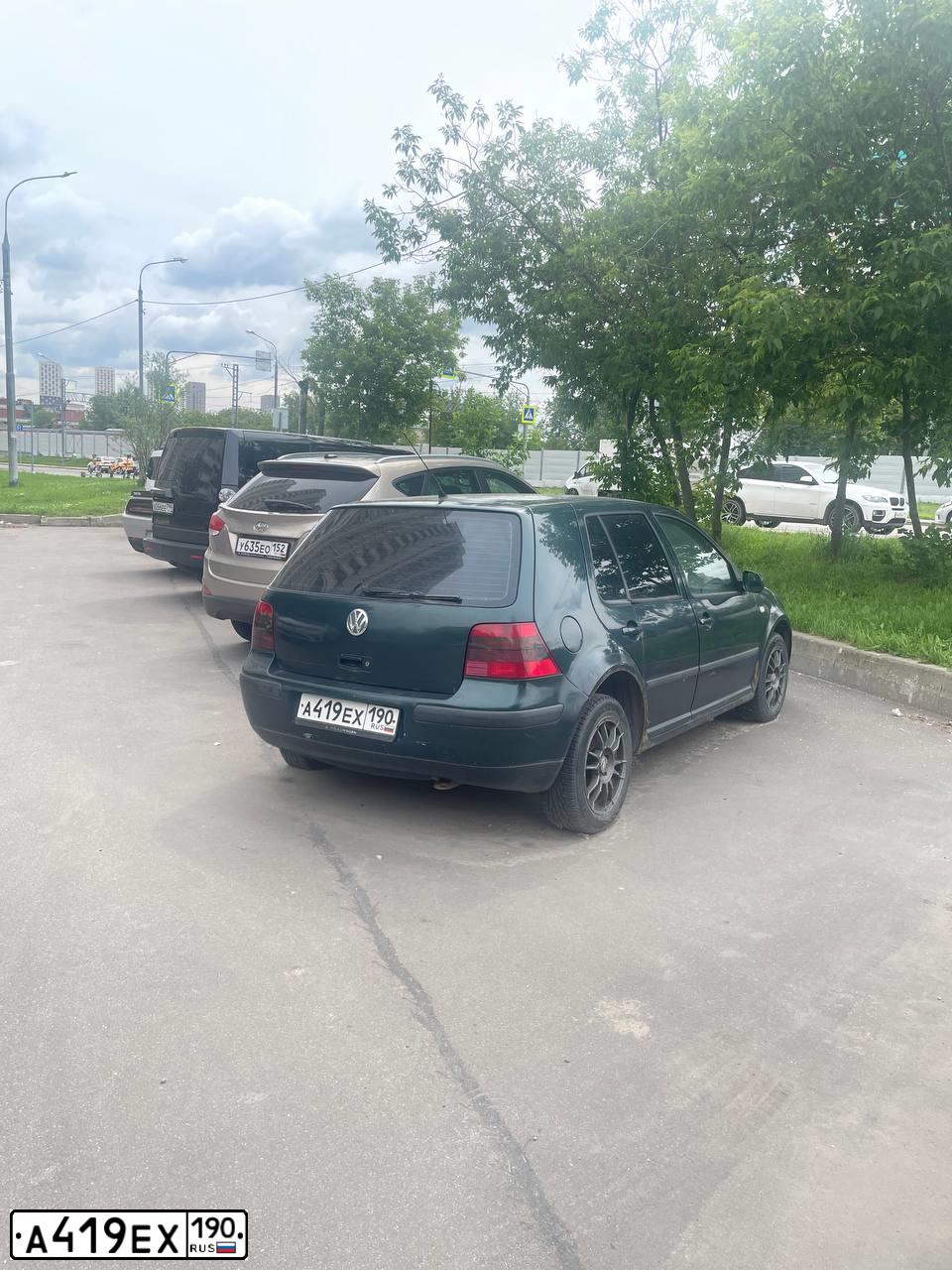 Фото автомобиля VOLKSWAGEN GOLF, 2000 — госномер А419ЕХ190. Цвет: ЗЕЛЕНЫЙ