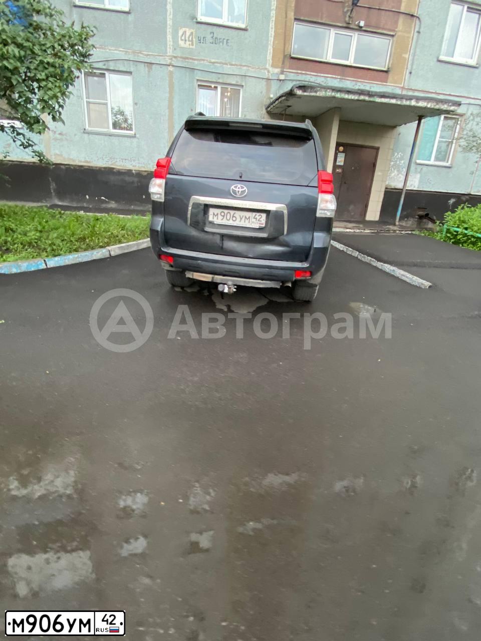 Фото автомобиля TOYOTA LANDCRUISER, 2010 — госномер М906УМ42. Цвет: ТЕМНО-СЕРЫЙ