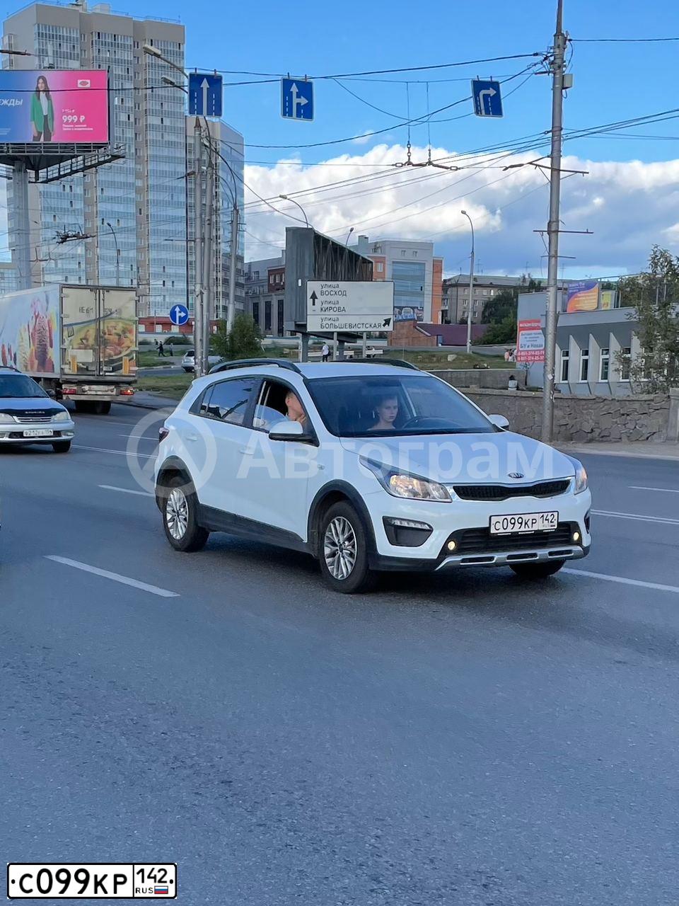 Фото автомобиля KIA RIO, 2020 — госномер С099КР142. Цвет: Белый