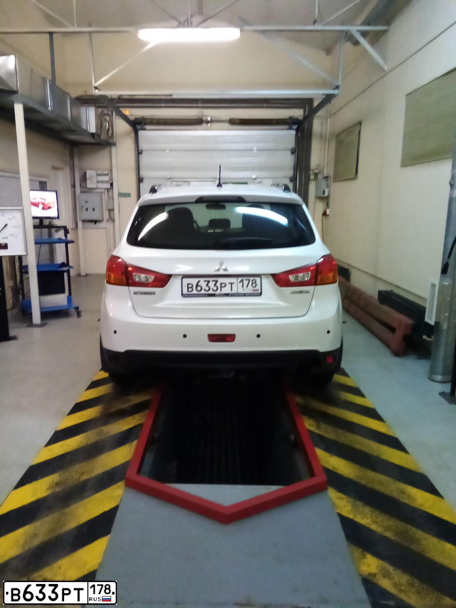 Фото автомобиля MITSUBISHI ASX, 2013 — госномер В633РТ178. Цвет: Белый