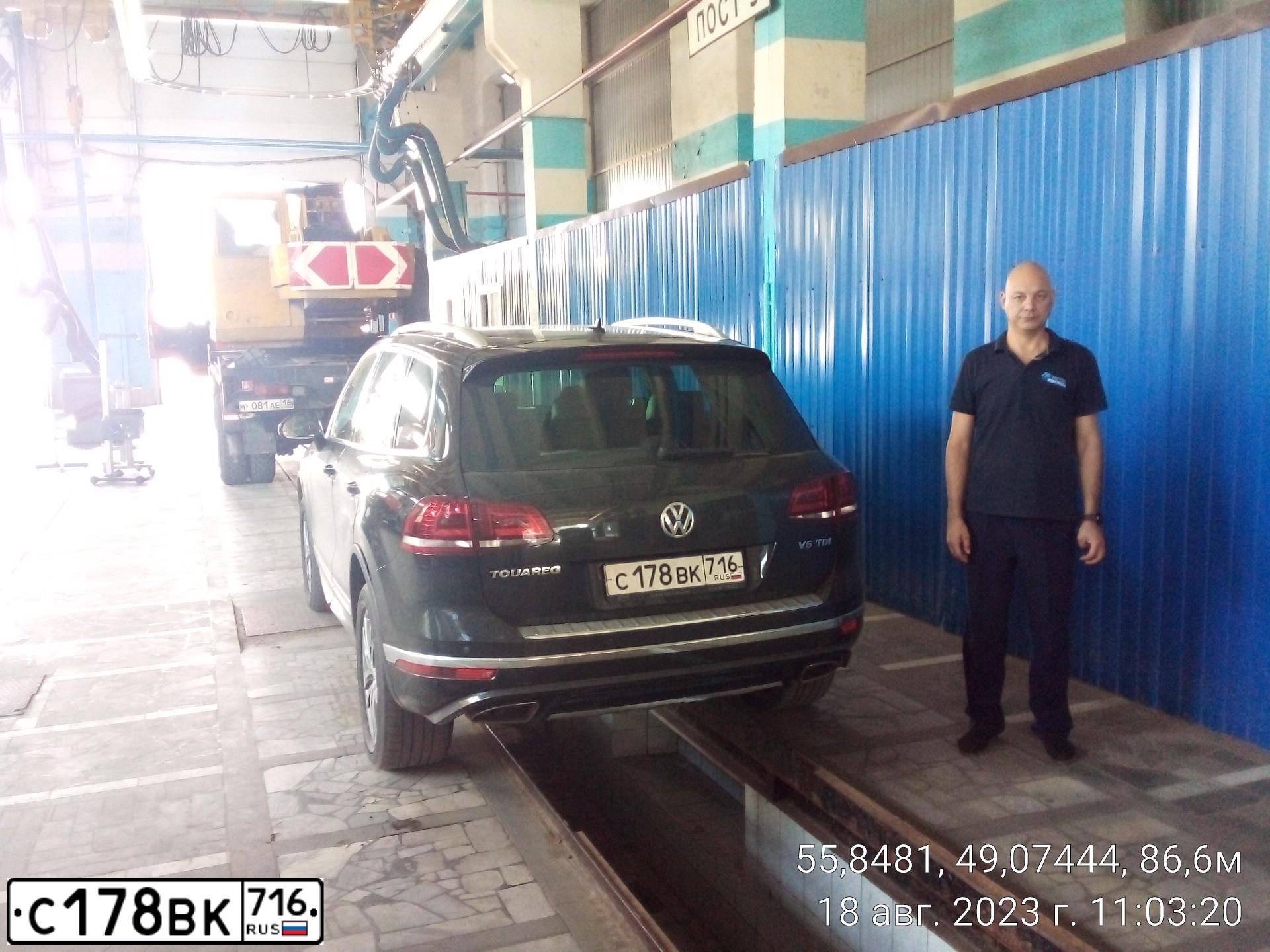 Фото автомобиля VOLKSWAGEN TOUAREG, 2016 — госномер С323КМ116. Цвет: ЧЕРНЫЙ