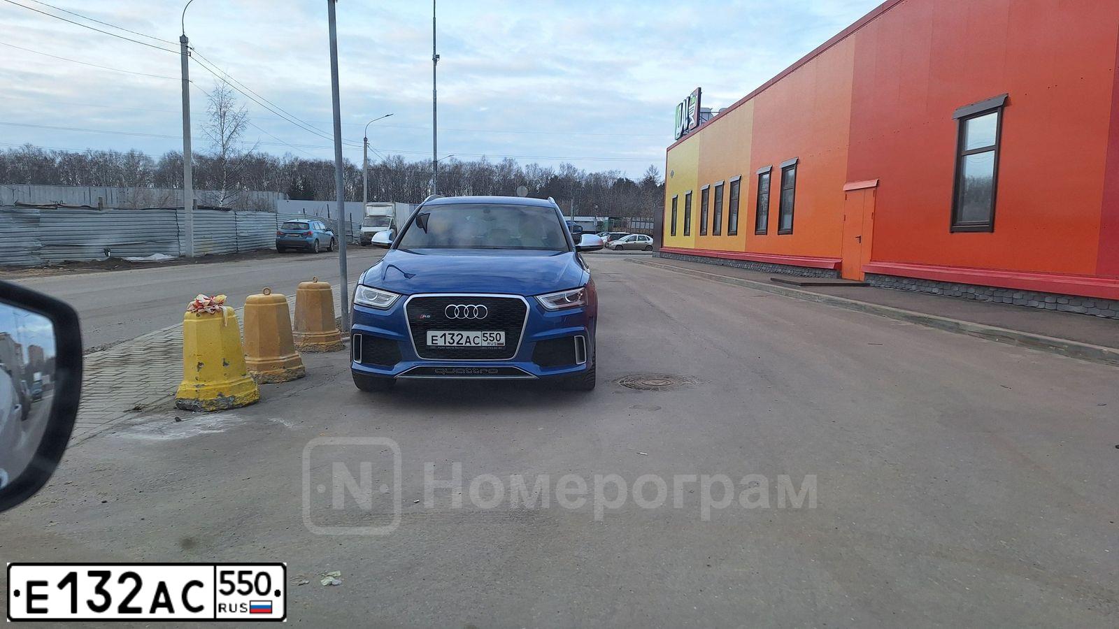Фото автомобиля AUDI RS Q3, 2014 — госномер Е132АС550. Цвет: СИНИЙ ЯРКИЙ