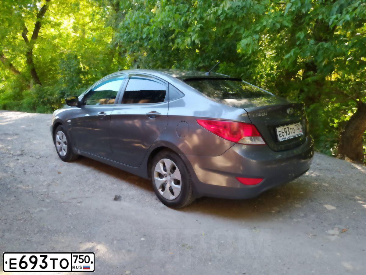 Фото автомобиля HYUNDAI SOLARIS, 2011 — госномер Е089УК82. Цвет: ЧЕРНО-СЕРЫЙ