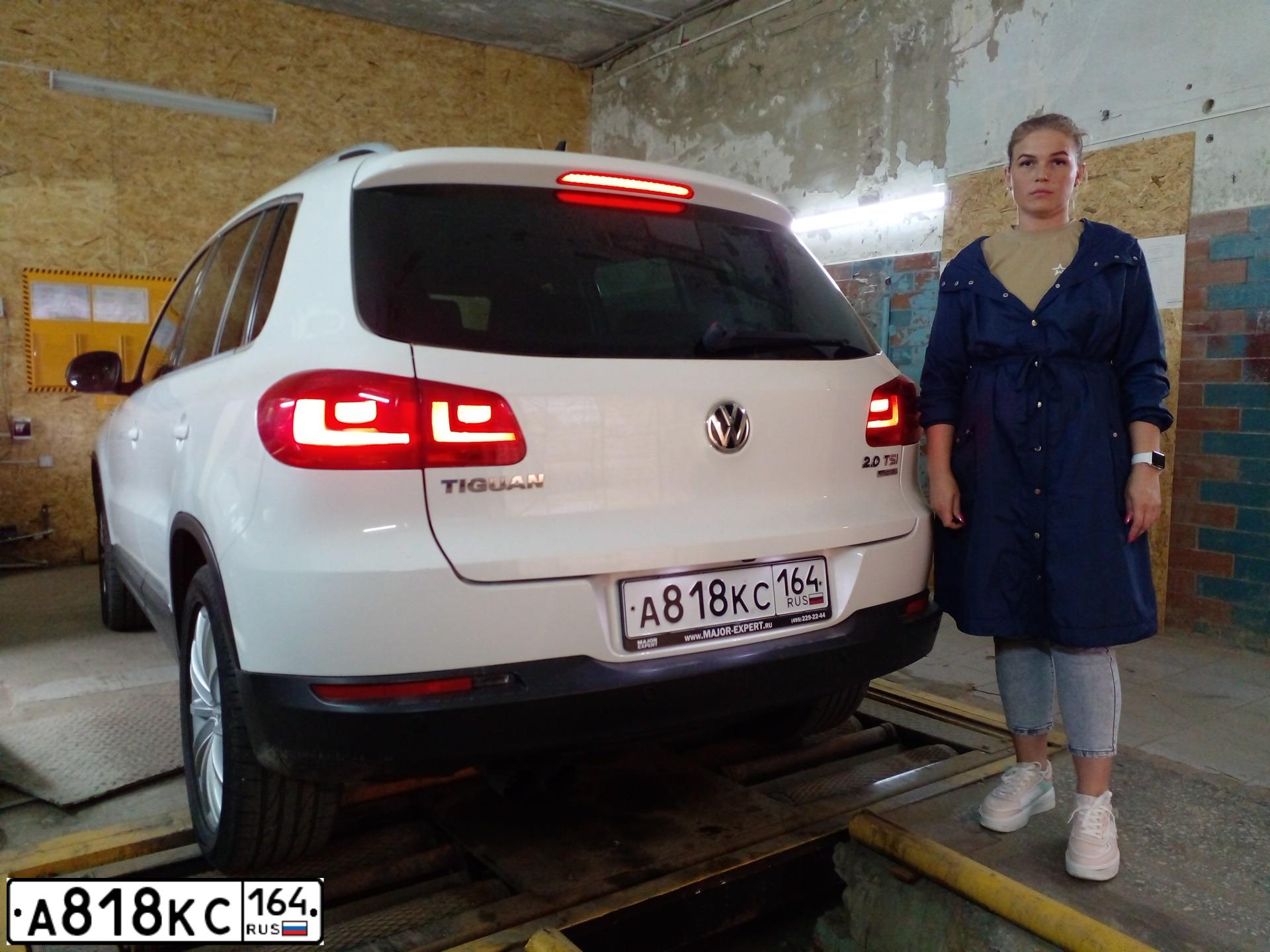Фото автомобиля VOLKSWAGEN TIGUAN, 2013 — госномер Е823НЕ164. Цвет: Белый