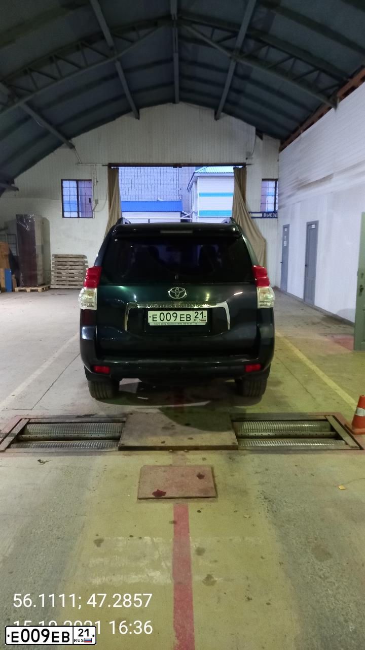 Фото автомобиля TOYOTA LANDCRUISER, 2010 — госномер Е009ЕВ21. Цвет: ТЕМНО-СЕРЫЙ