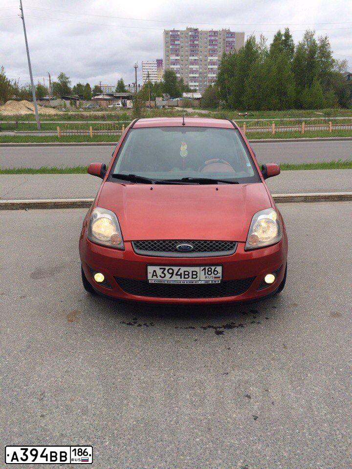 Фото автомобиля FORD FIESTA / ASPIRE, 2006 — госномер А394ВВ186. Цвет: Красный