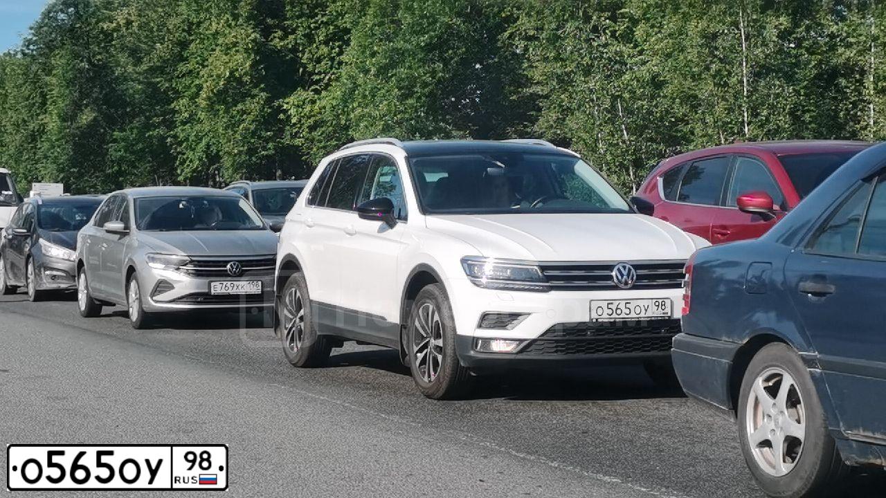 Фото автомобиля VOLKSWAGEN TIGUAN, 2020 — госномер О565ОУ98. Цвет: Белый черный 