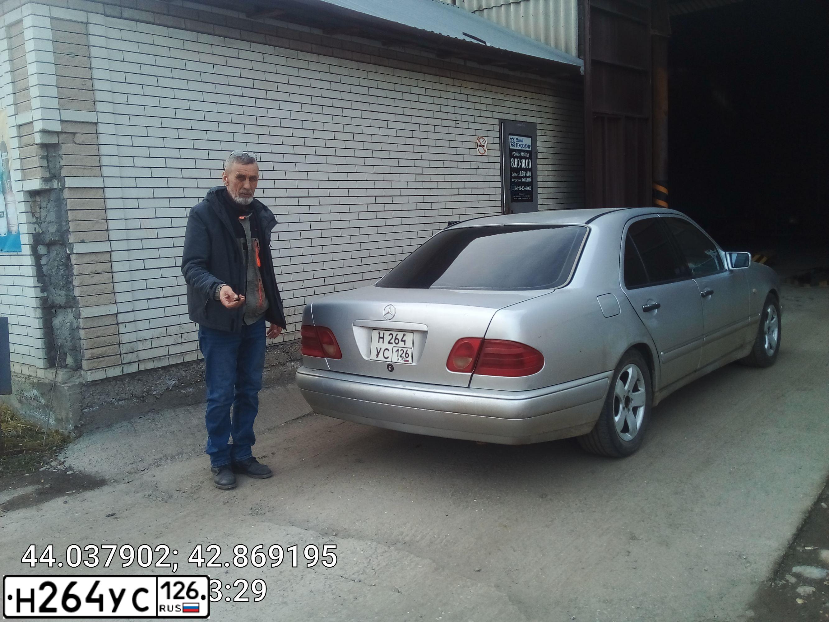 Фото автомобиля MERCEDES E-KLASSE, 1997 — госномер Н264УС126. Цвет: Серебристый