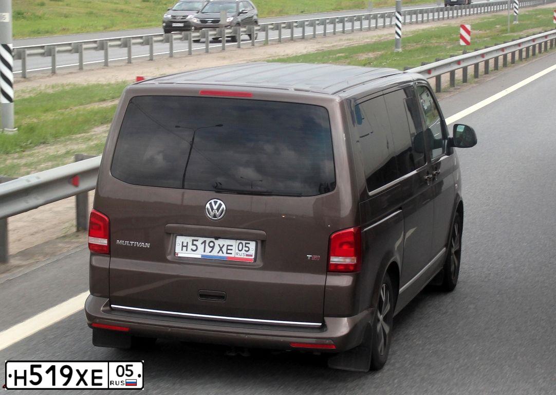 Фото автомобиля VOLKSWAGEN MULTIVAN, 2015 — госномер Т707НТ05. Цвет: Коричневый