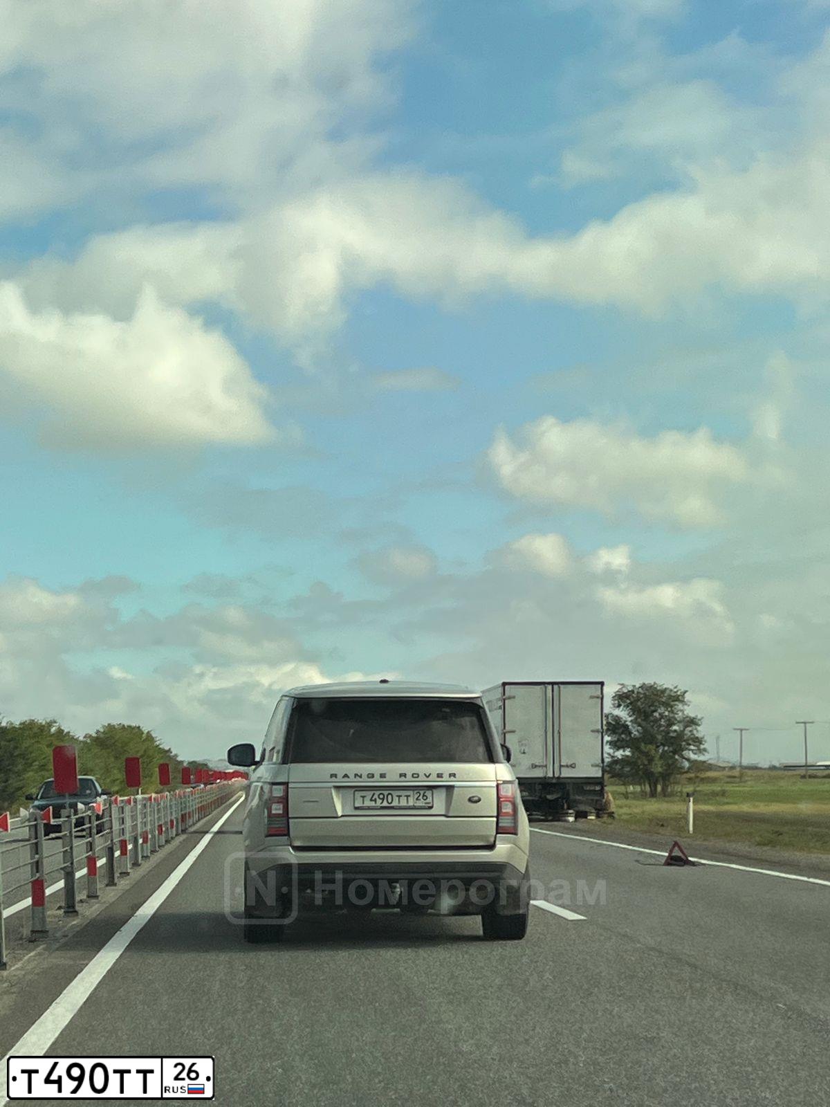 Фото автомобиля LANDROVER RANGE ROVER, 2014 — госномер Т490ТТ26. Цвет: СЕРО-ЗОЛОТИСТЫЙ