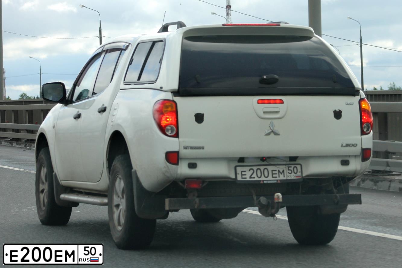 Фото автомобиля MITSUBISHI L 200, 2010 — госномер Е200ЕМ50. Цвет: Белый