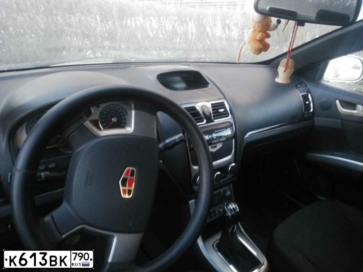Фото автомобиля GEELY EMGRAND, 2013 — госномер М613ВК790. Цвет: СЕРЕБРО