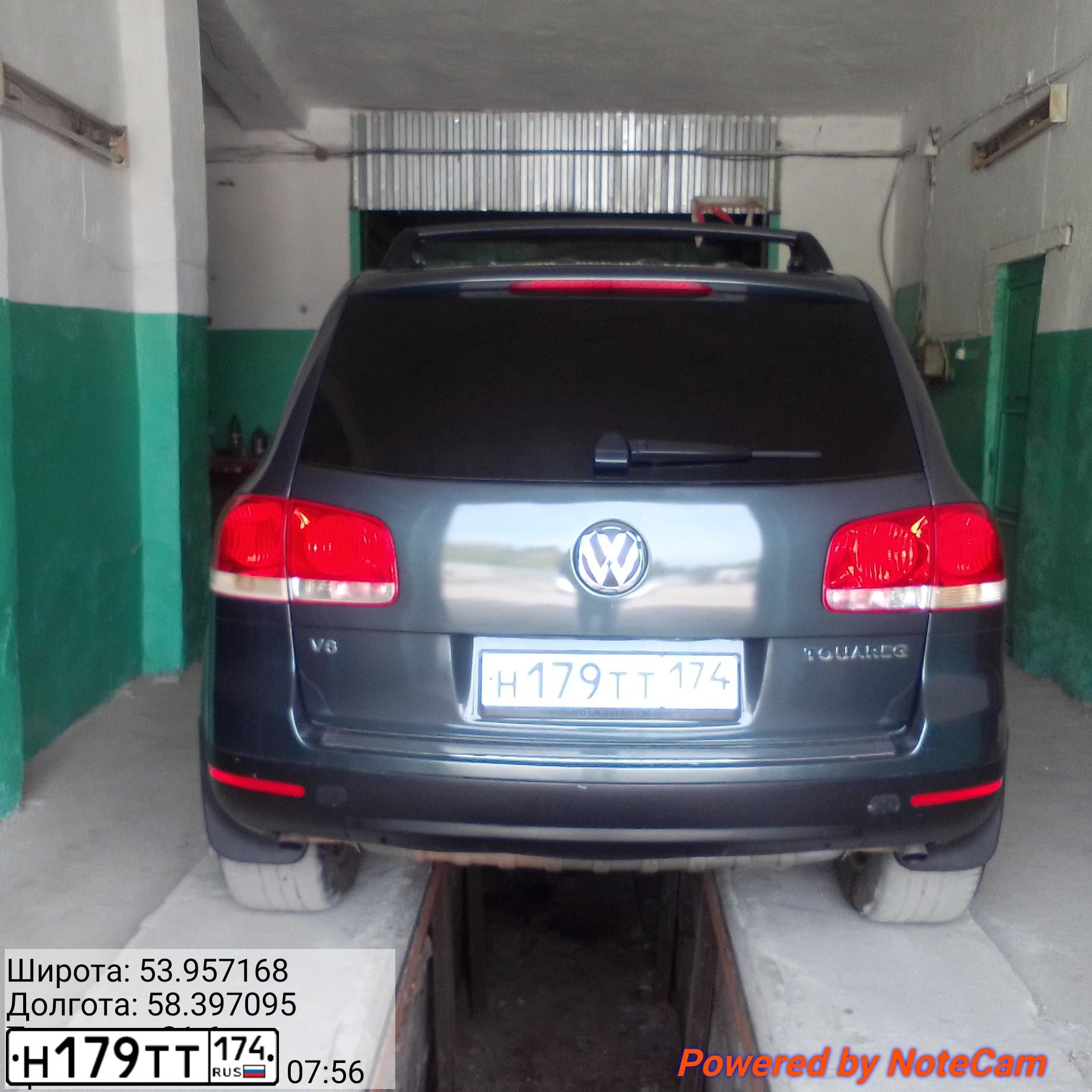Фото автомобиля VOLKSWAGEN TOUAREG, 2003 — госномер В827КК702. Цвет: СЕРО-СИНИЙ