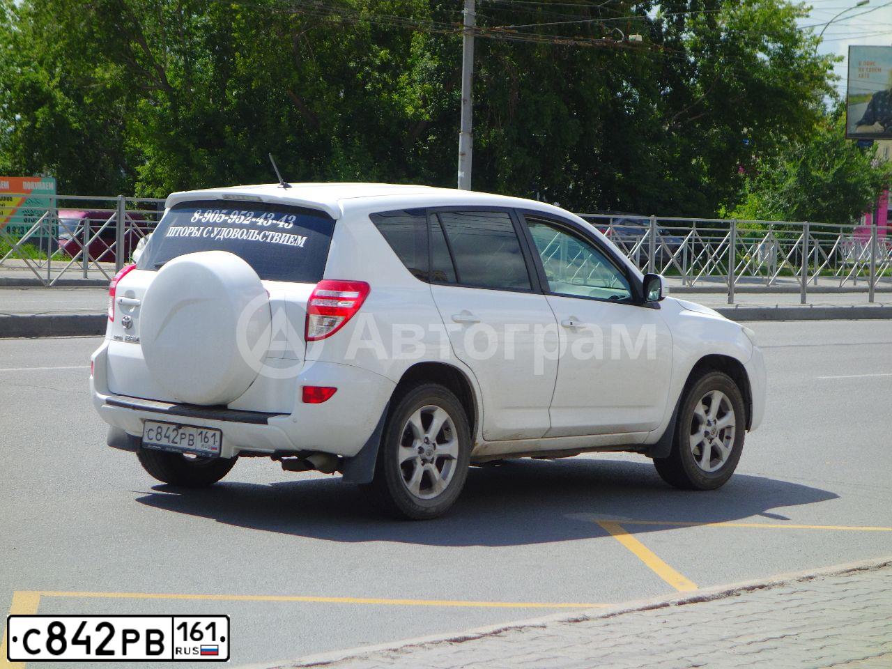 Фото автомобиля TOYOTA RAV4, 2010 — госномер Т052ВЕ154. Цвет: Белый