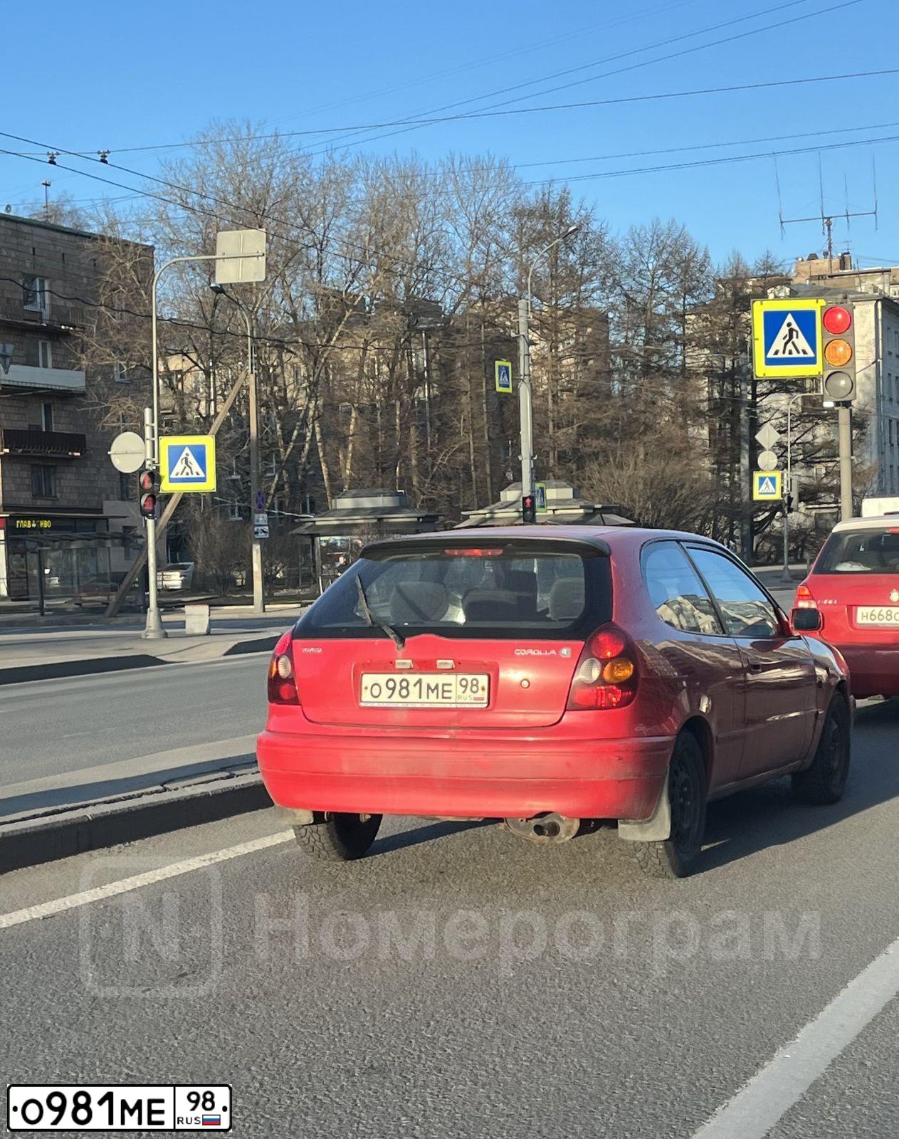 Фото автомобиля TOYOTA COROLLA, 1999 — госномер Т053НО198. Цвет: Красный